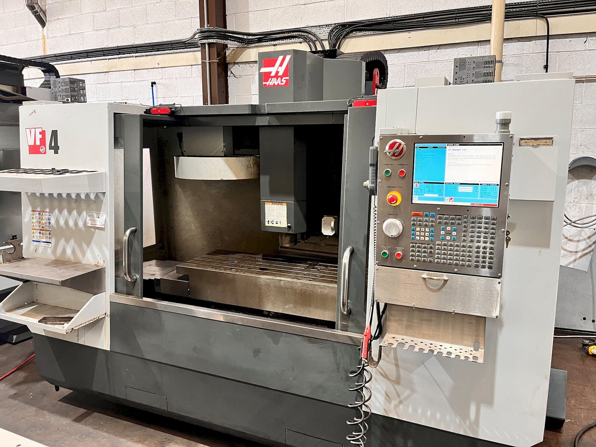 Koneen  HAAS VF-4 etunäkymä
