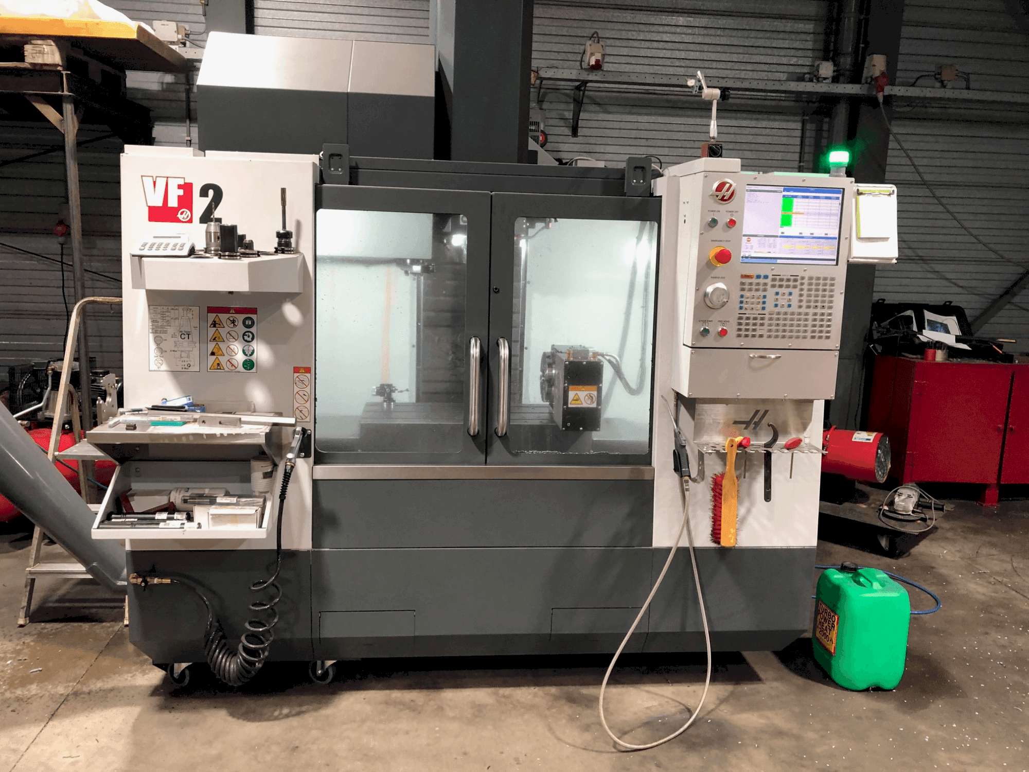 Koneen  HAAS VF-2 etunäkymä
