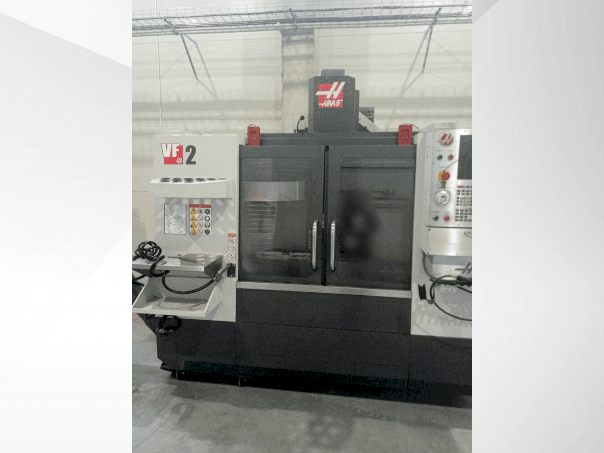 Koneen  HAAS VF-2 etunäkymä