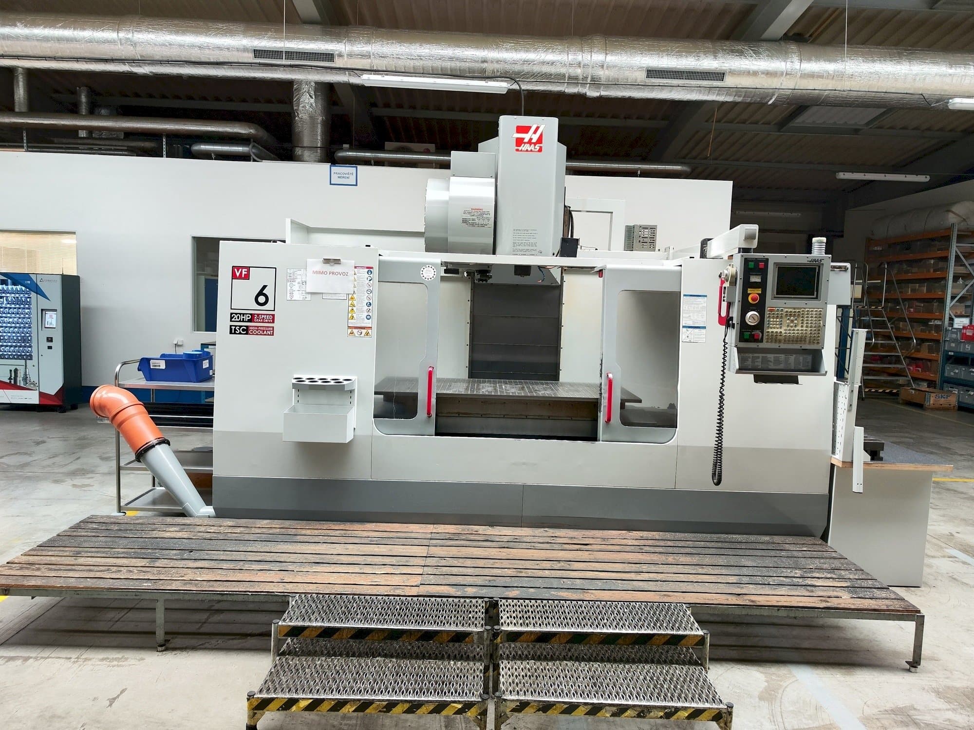 Koneen  HAAS VF-6 etunäkymä