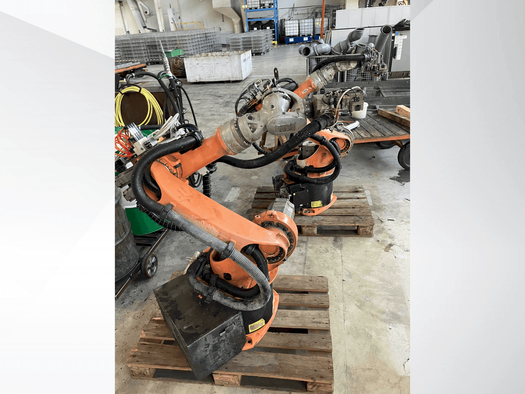 Koneen  KUKA KR16 etunäkymä