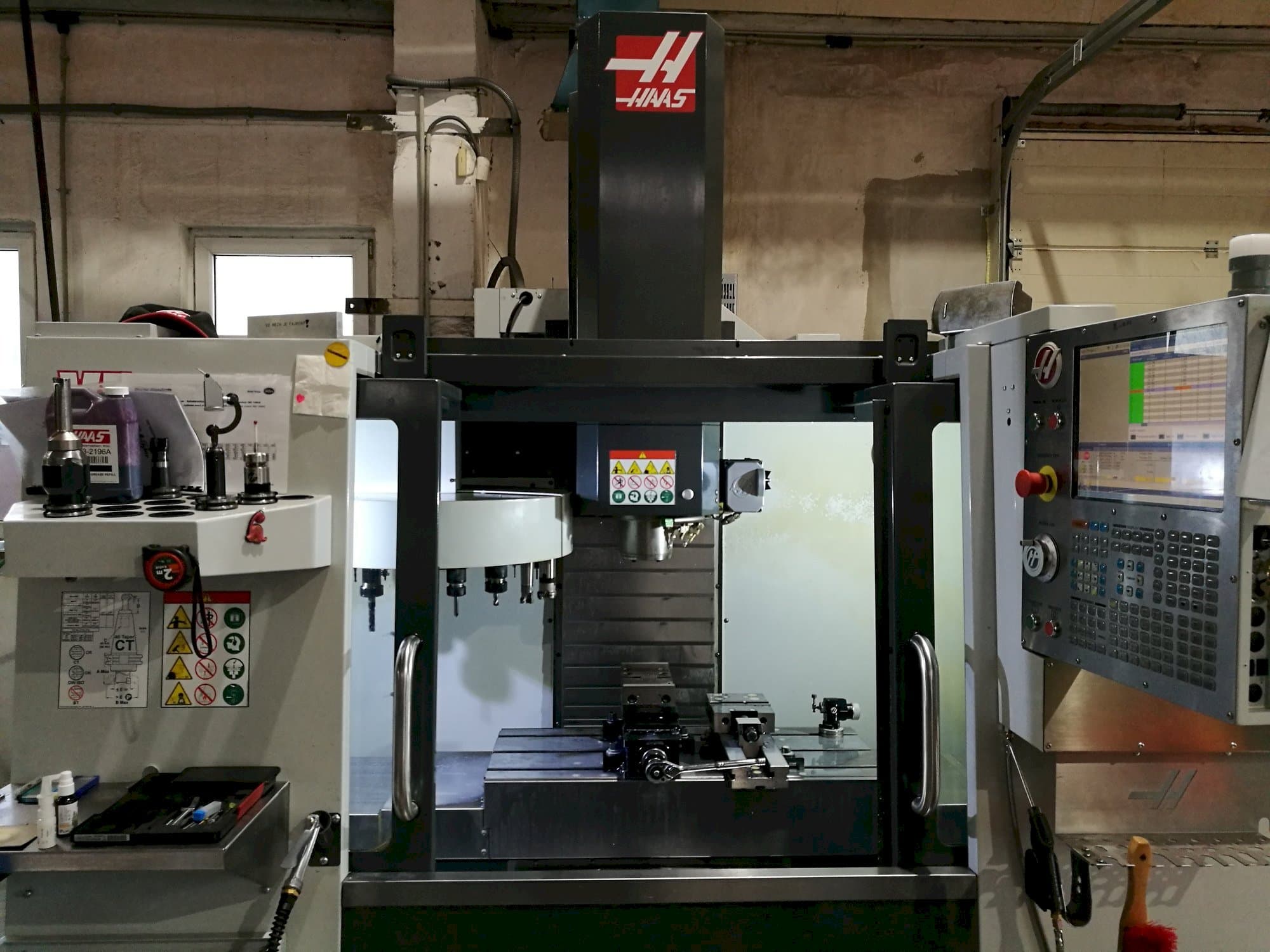 Koneen  HAAS VF-2 etunäkymä