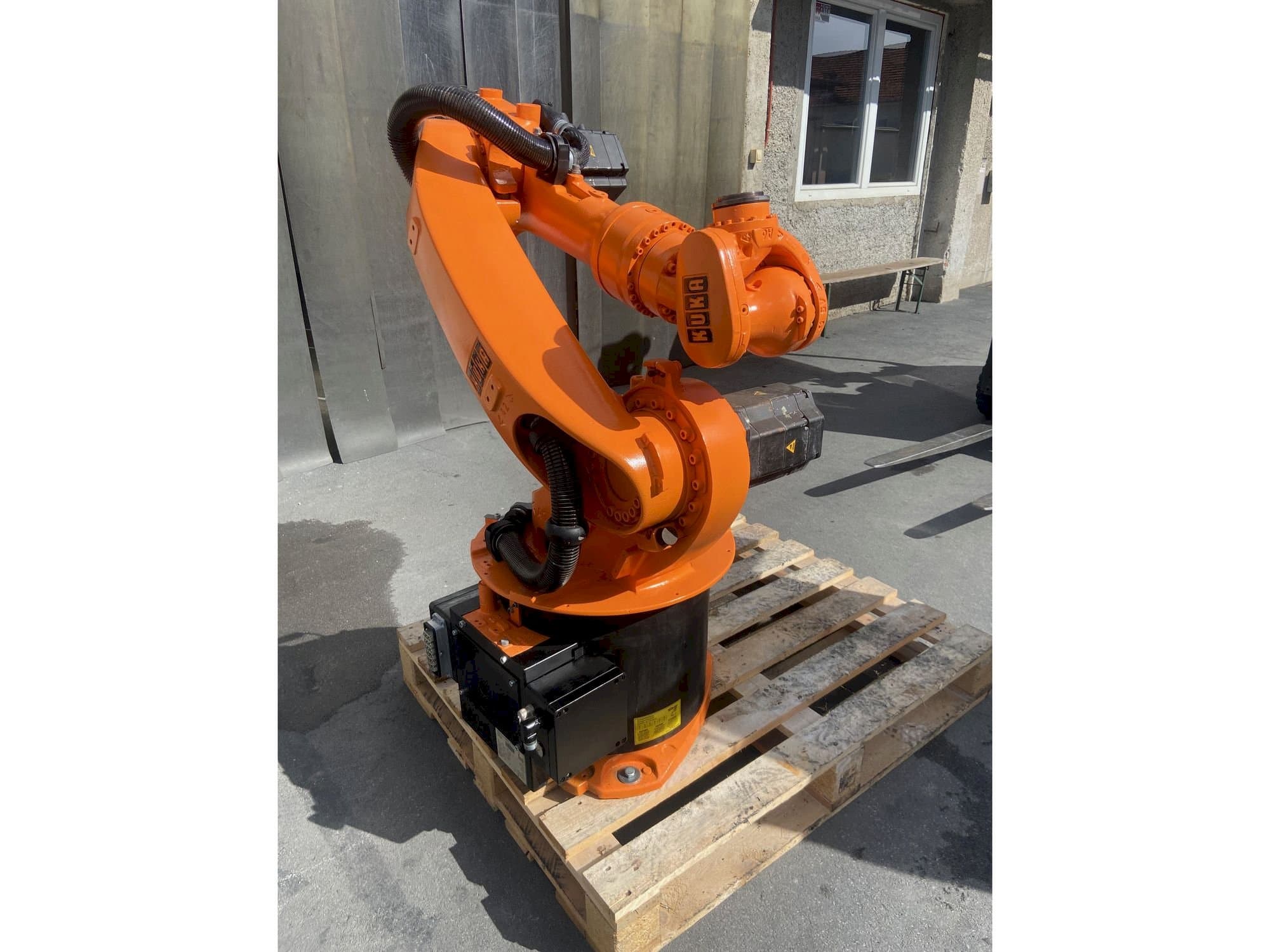 Koneen  KUKA Kr16 etunäkymä