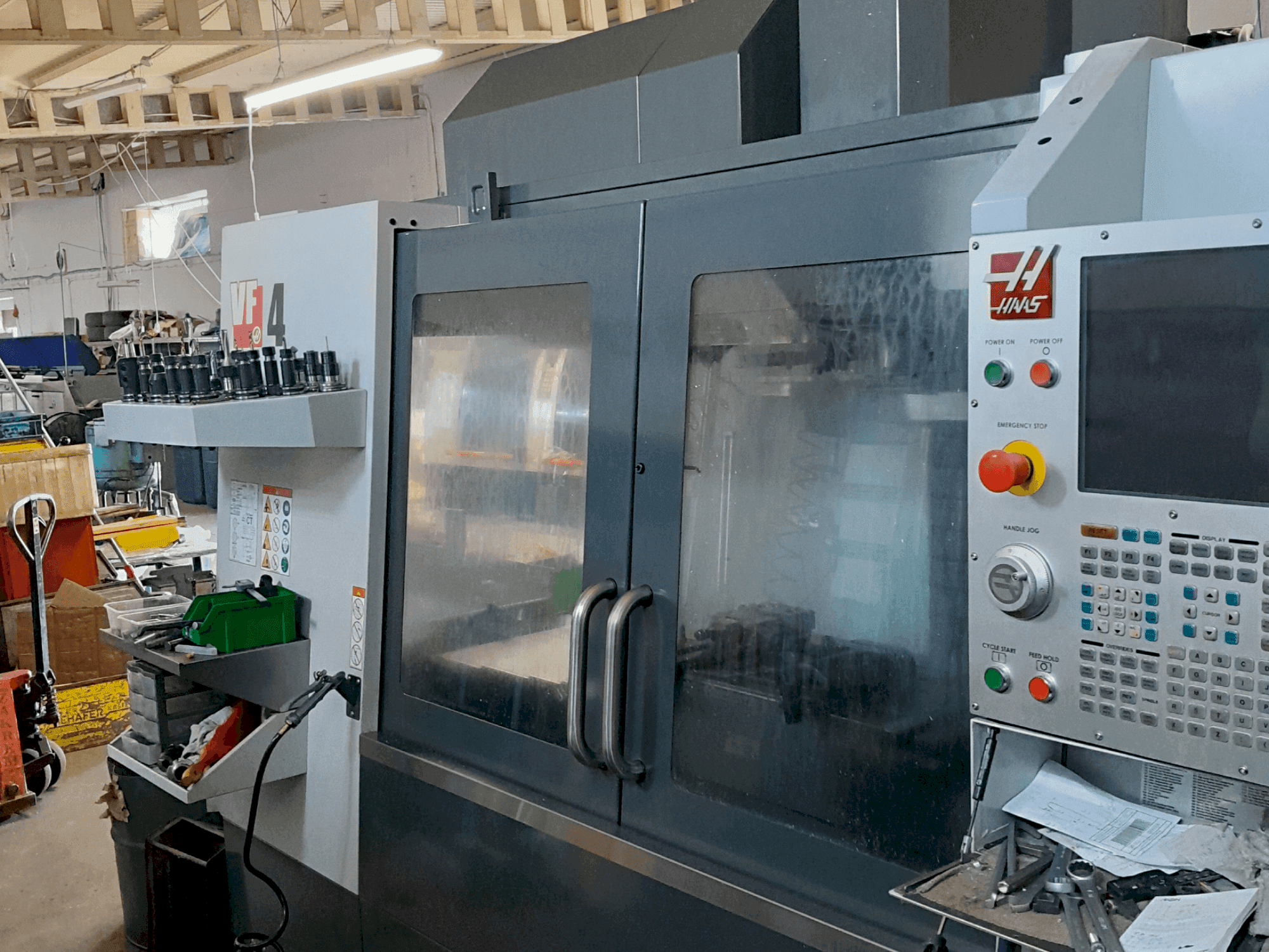 Koneen  HAAS VF-4 etunäkymä