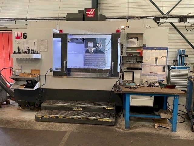 Koneen  HAAS VM-6 etunäkymä
