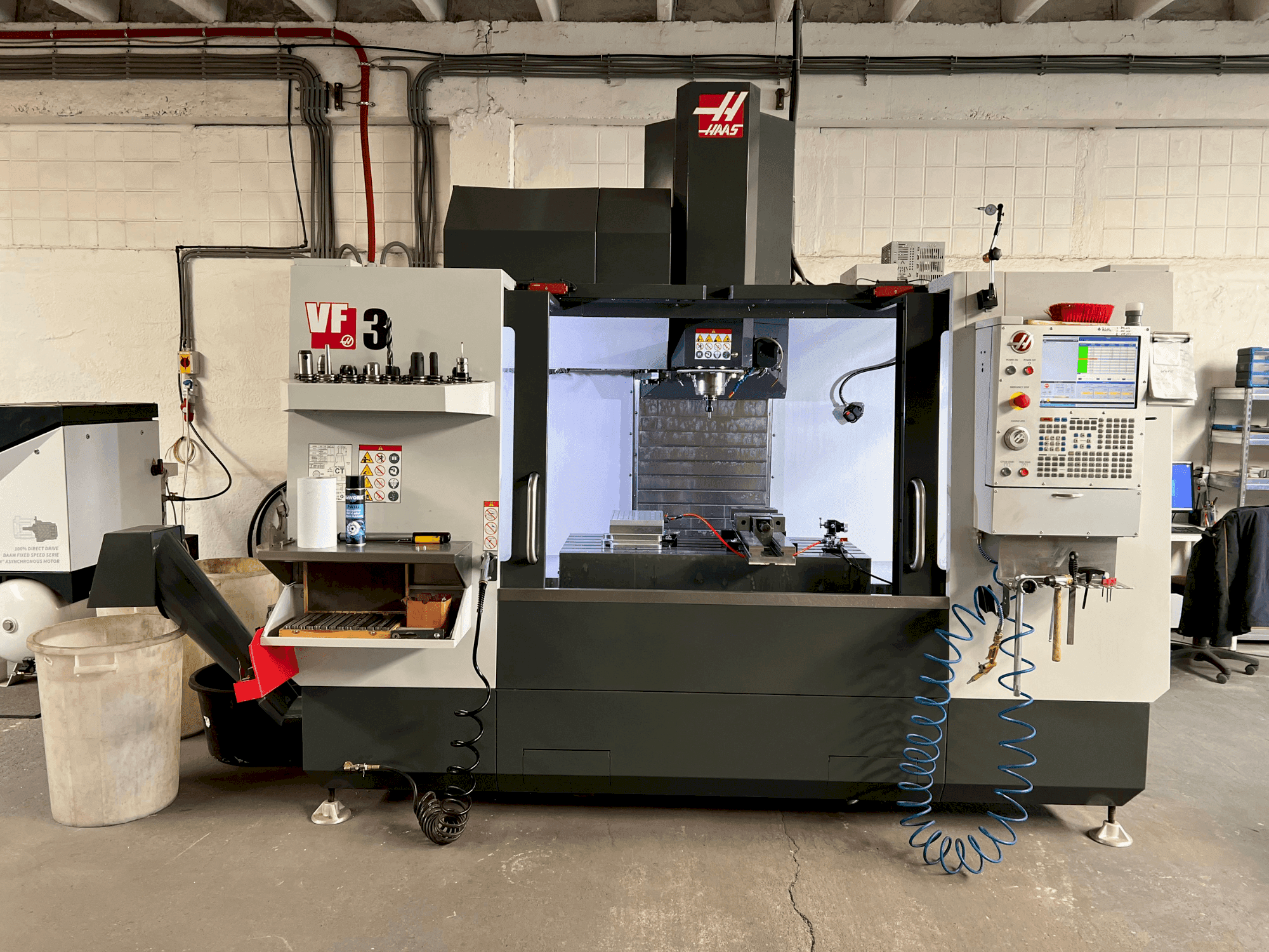 Koneen  HAAS VF-3 etunäkymä