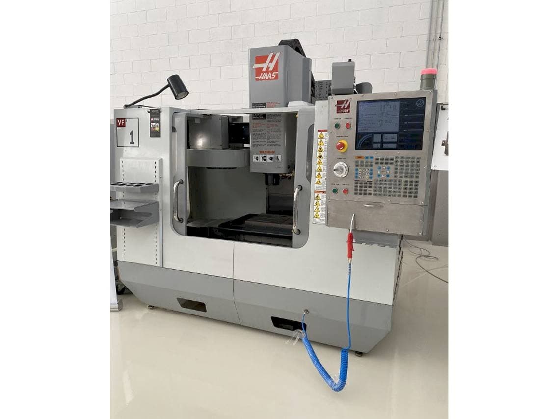 Koneen  HAAS VF-1 etunäkymä