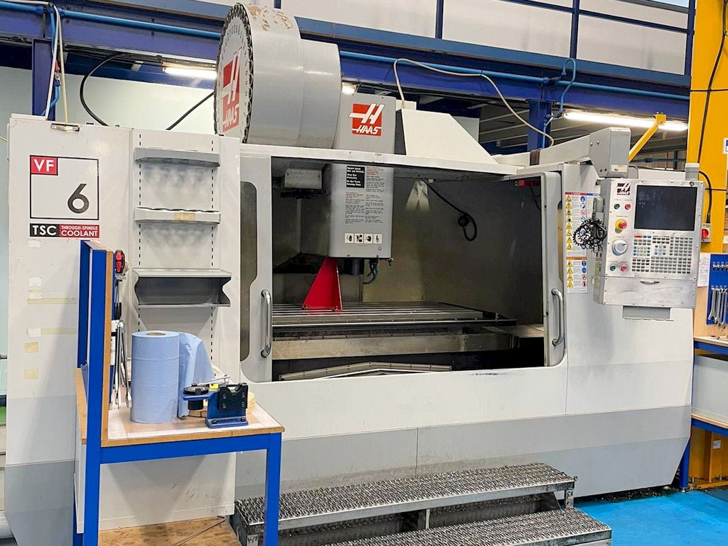 Koneen  HAAS VF-6 etunäkymä