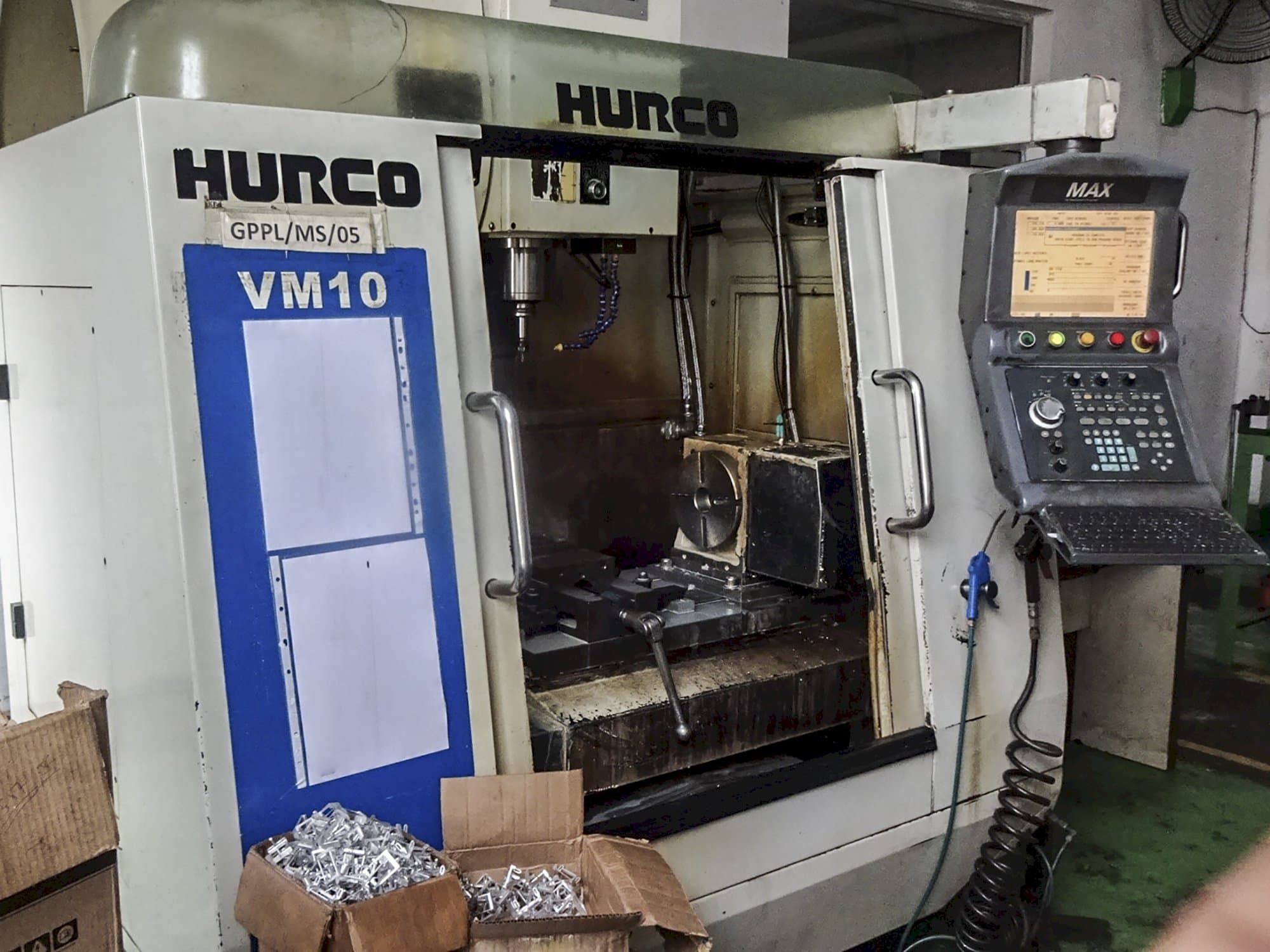 Koneen  Hurco vasen näkymä VM10