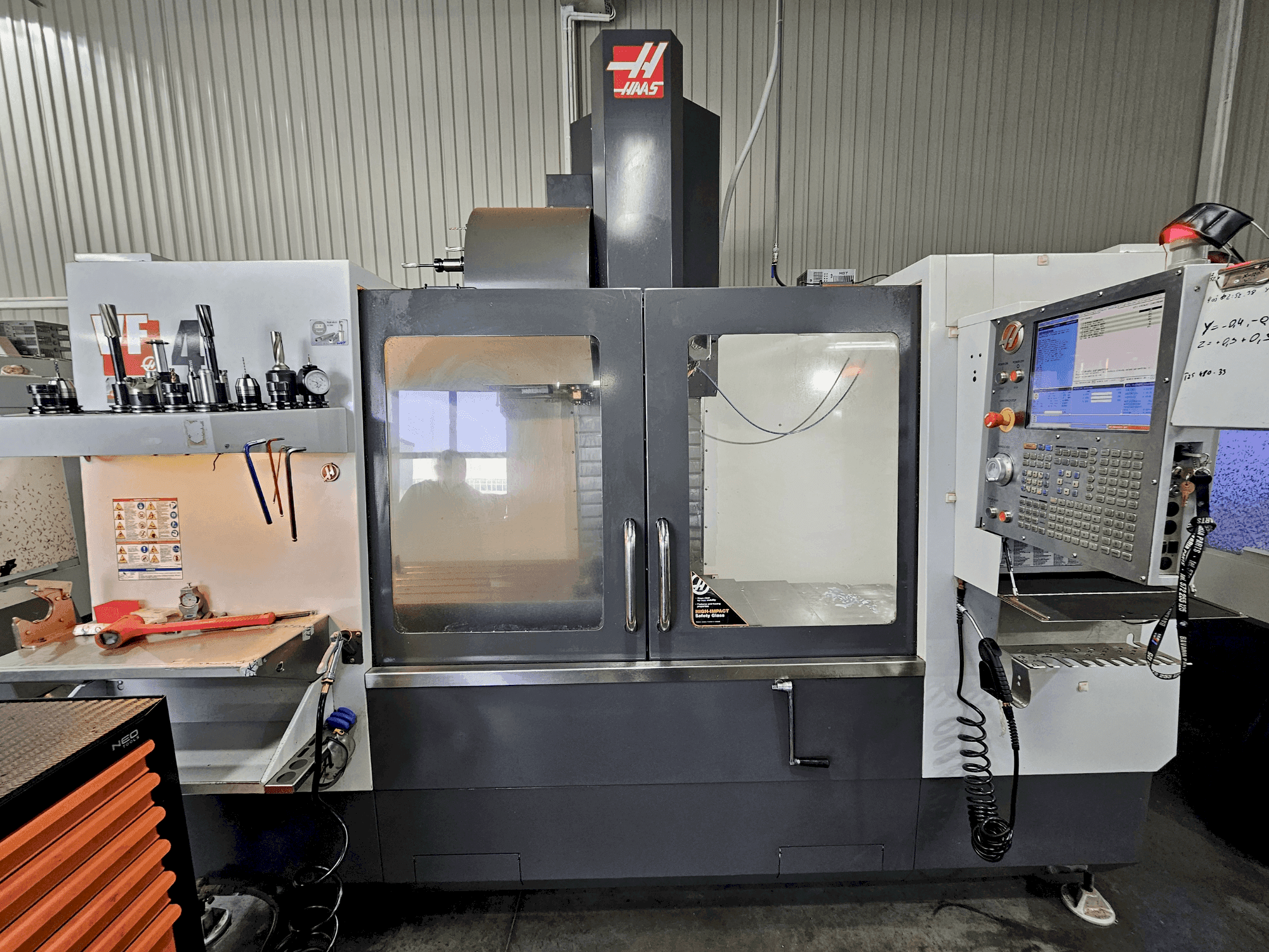 Koneen  HAAS VF-4 etunäkymä