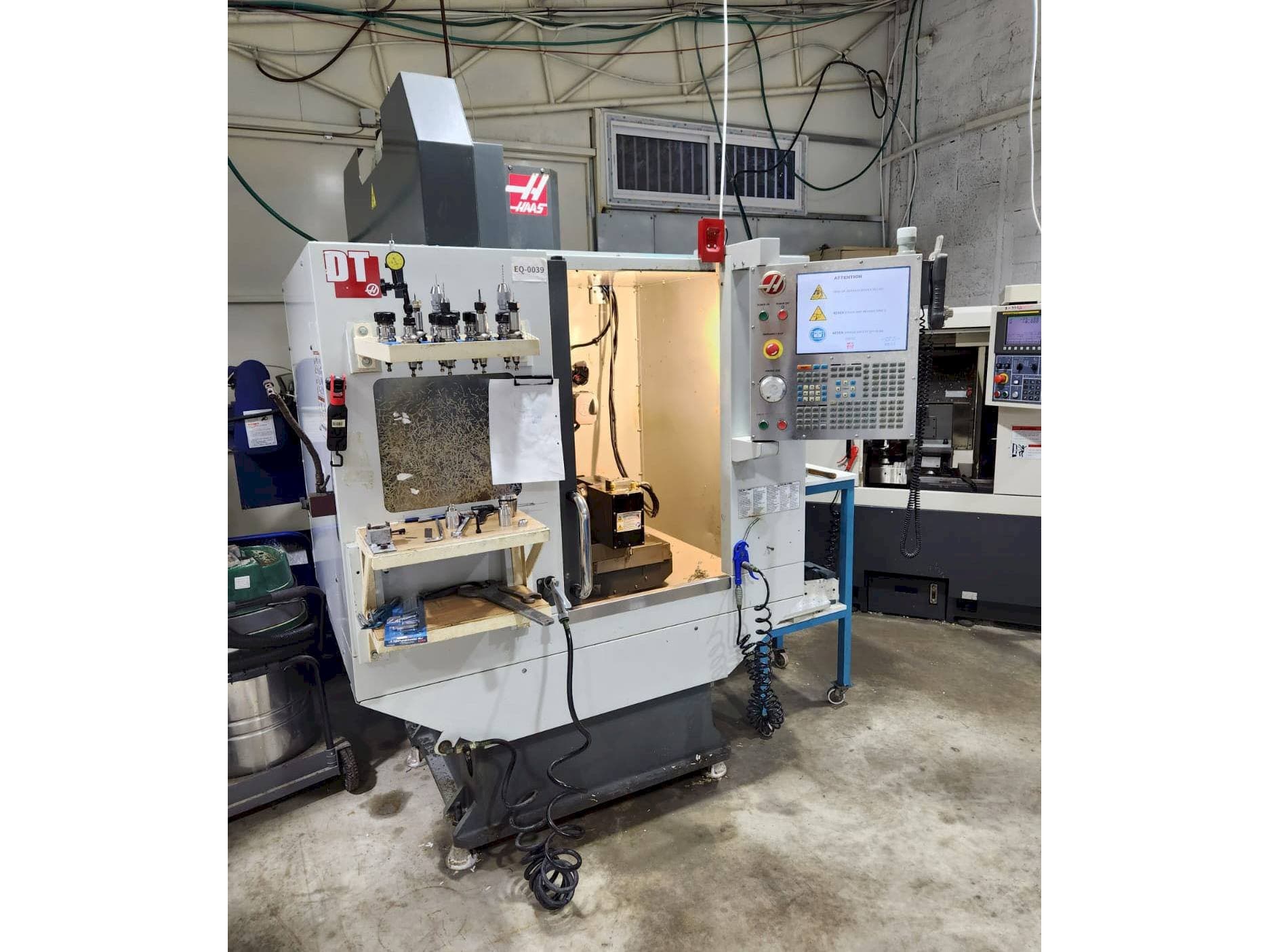 Koneen  HAAS DT-1 etunäkymä
