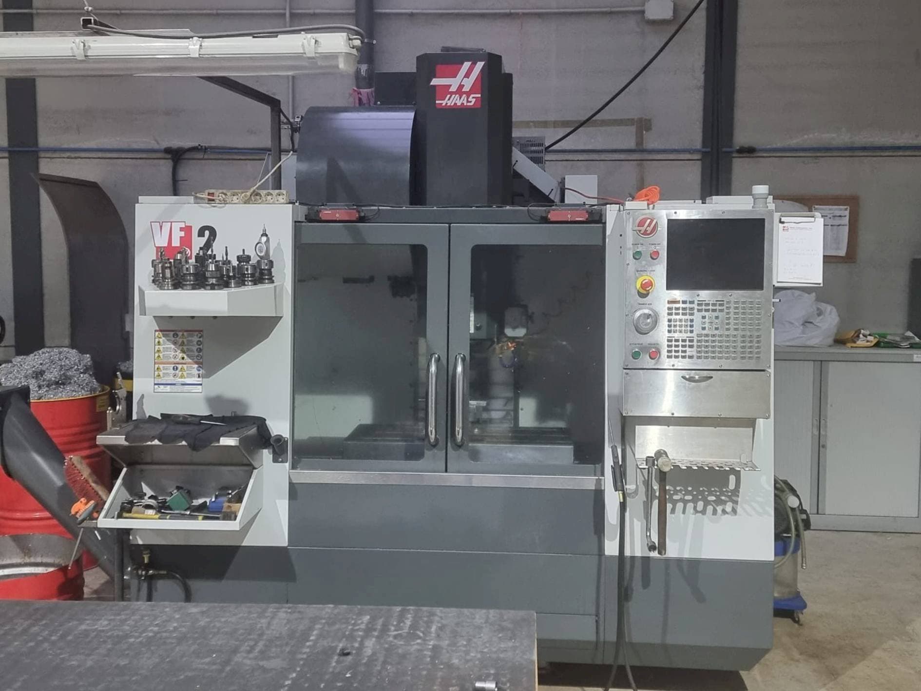 Koneen  HAAS VF-2 etunäkymä