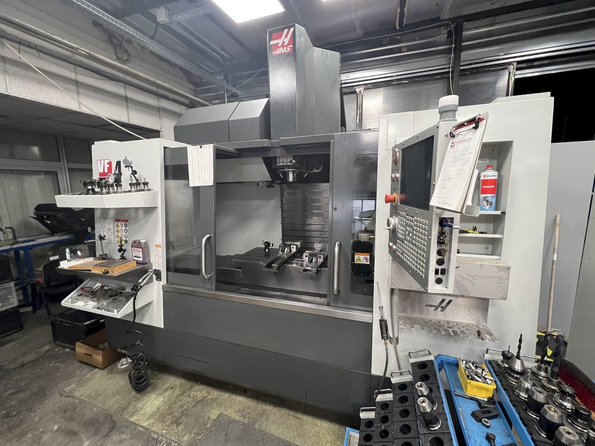 Koneen  HAAS VF-4 etunäkymä