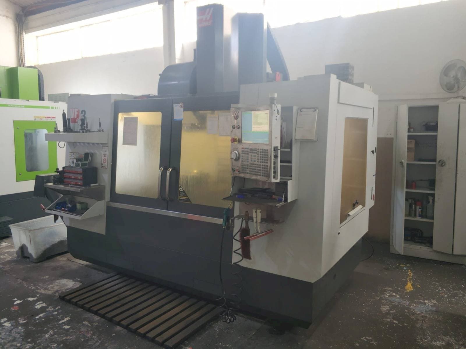 Koneen  HAAS VF-3 etunäkymä