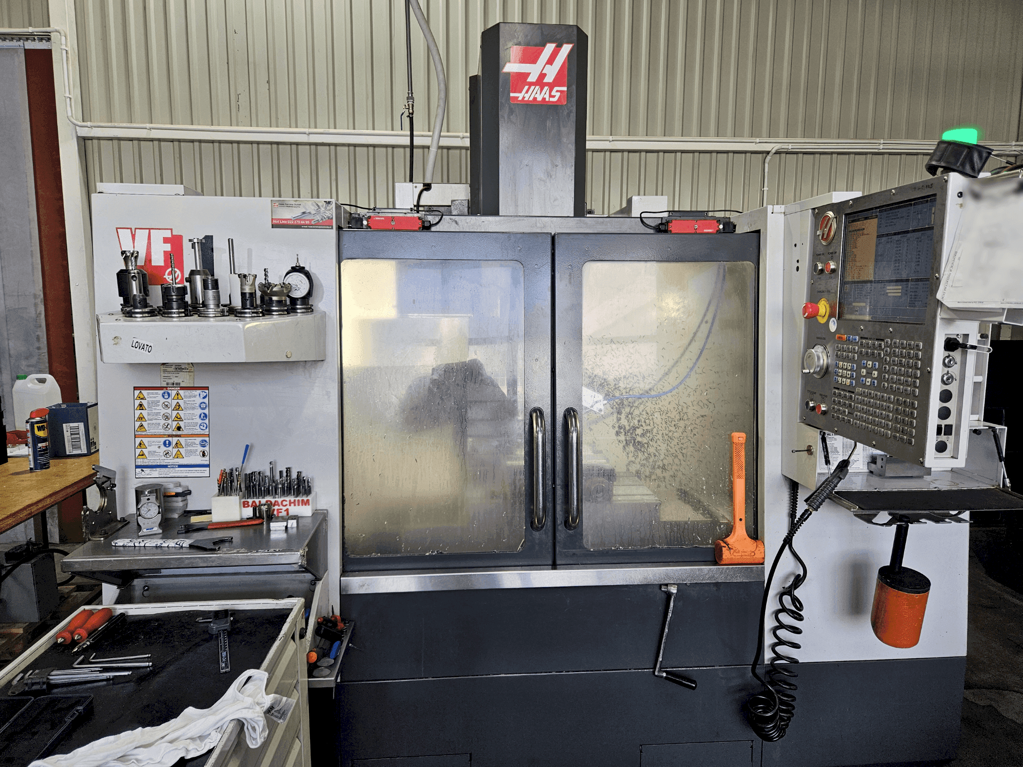 Koneen  HAAS VF-1 etunäkymä