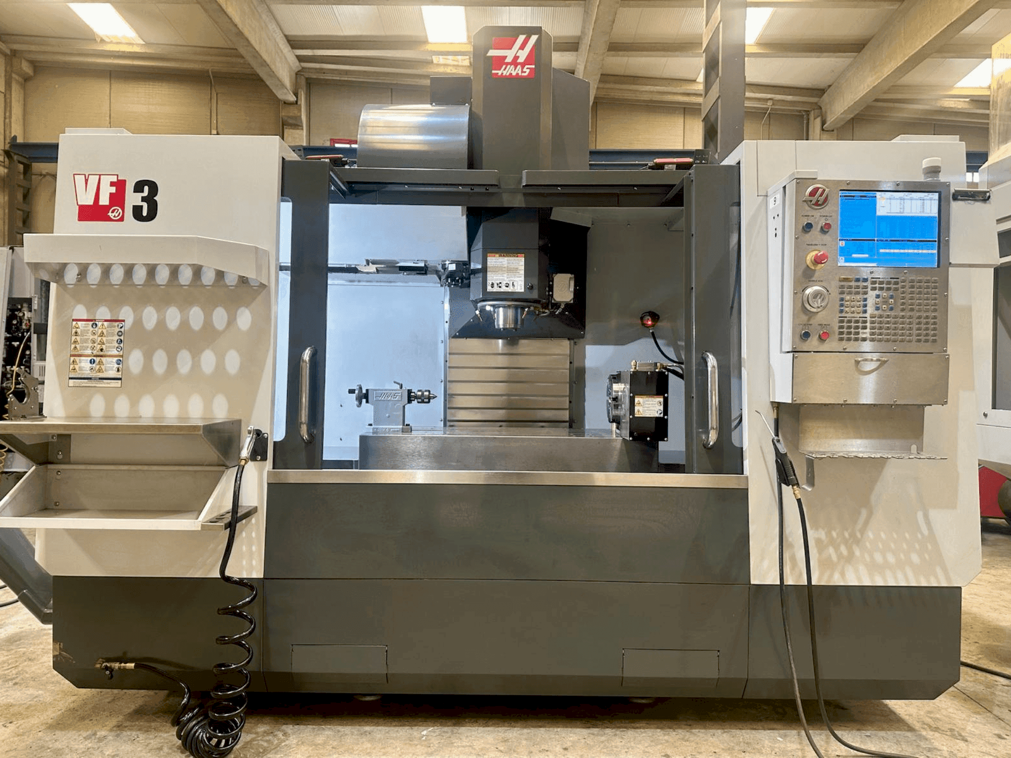 Koneen  HAAS VF-3 etunäkymä