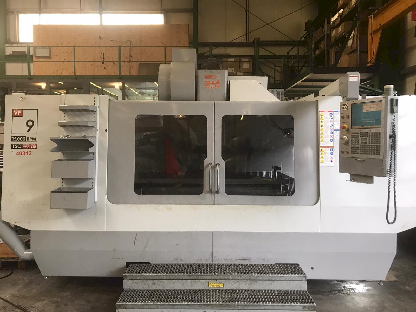 Koneen  HAAS VF-9 etunäkymä