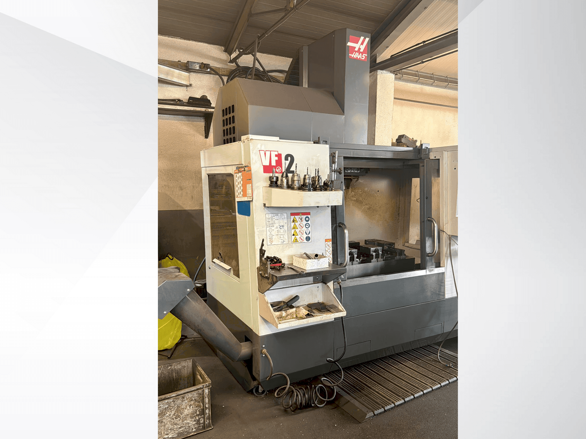 Koneen  HAAS VF2 etunäkymä