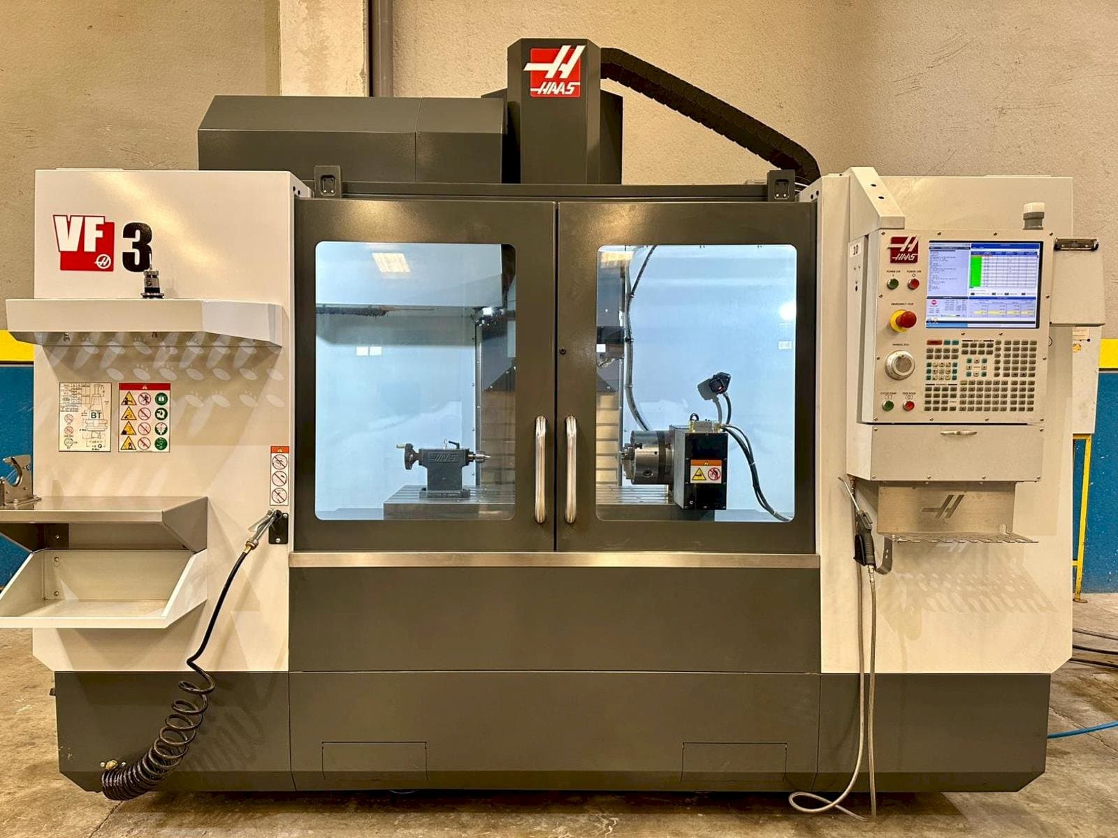Koneen  HAAS VF-3 etunäkymä