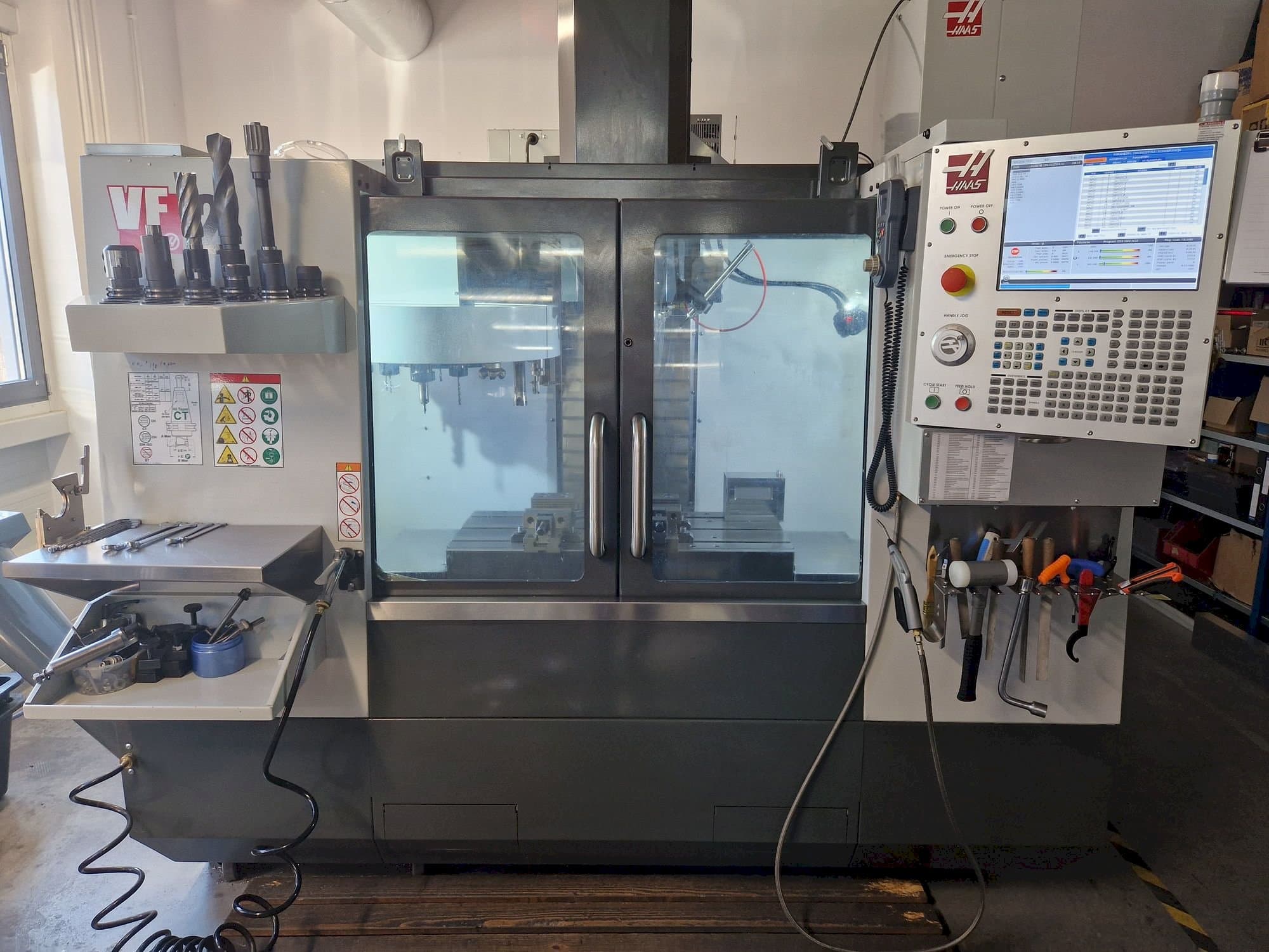 Koneen  HAAS VF-2 etunäkymä
