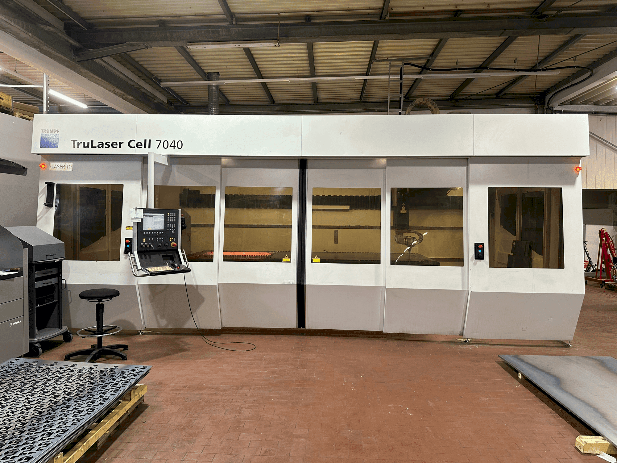 Koneen TRUMPF TruLaser Cell 7040 etunäkymä