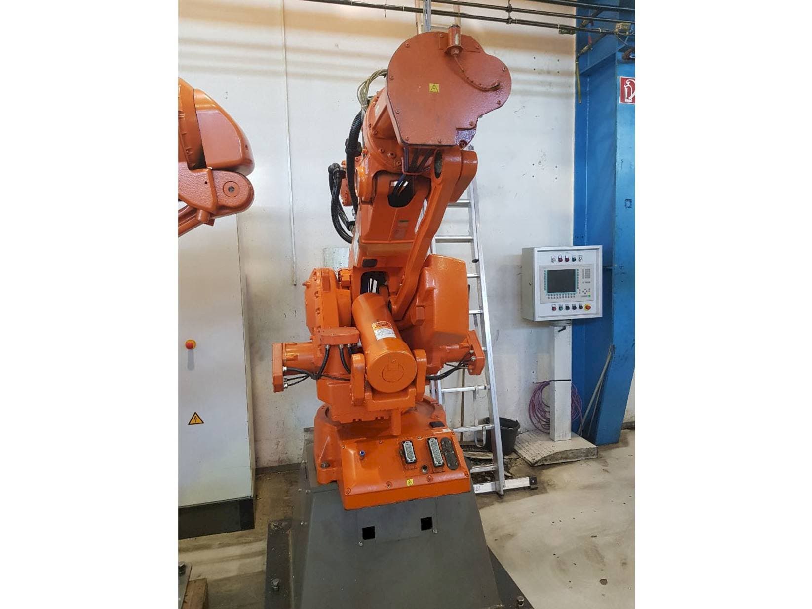 Koneen  ABB IRB 6400 RM 2000 etunäkymä