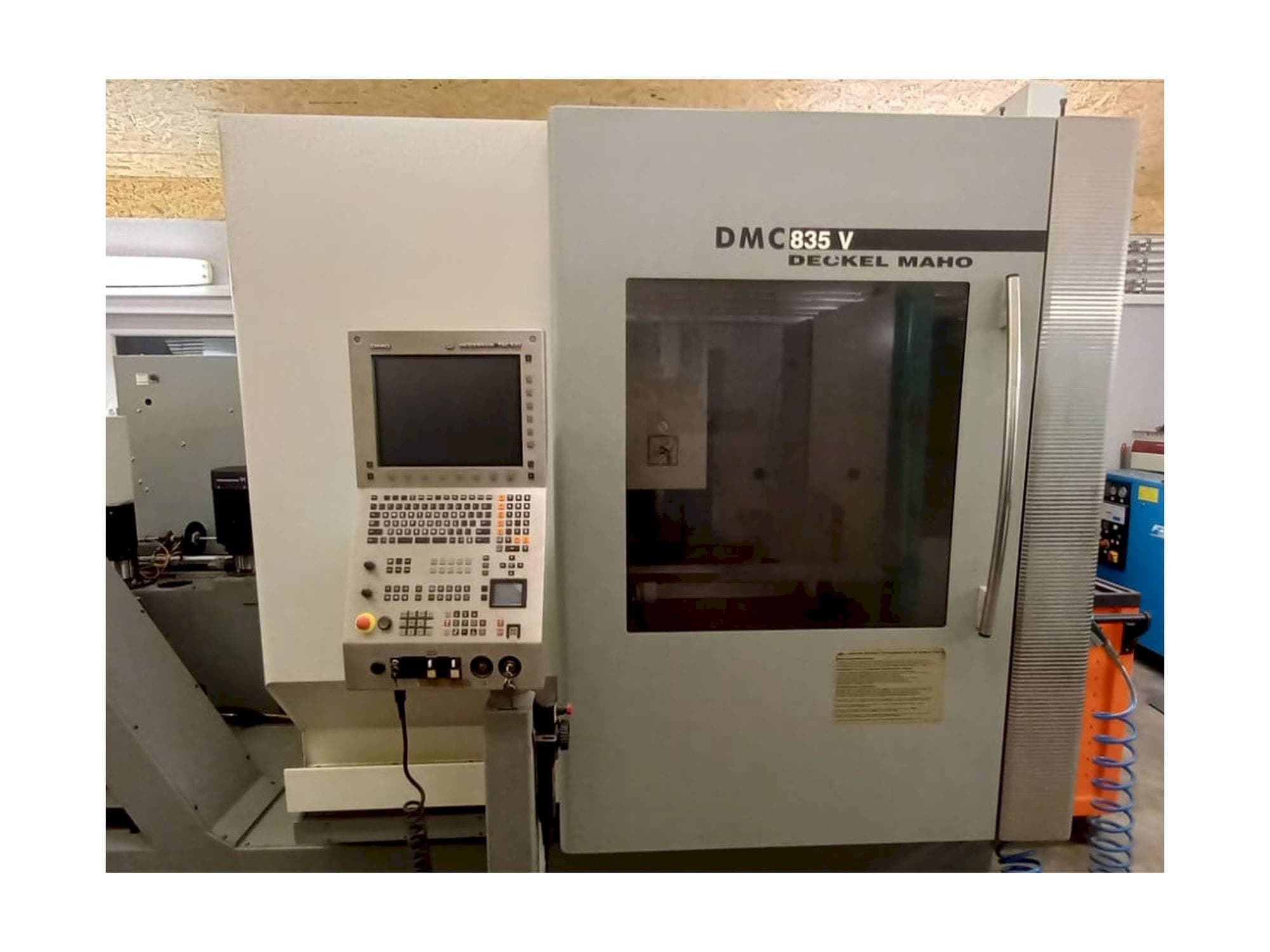 Koneen DMG Deckel Maho DMC 835 V etunäkymä