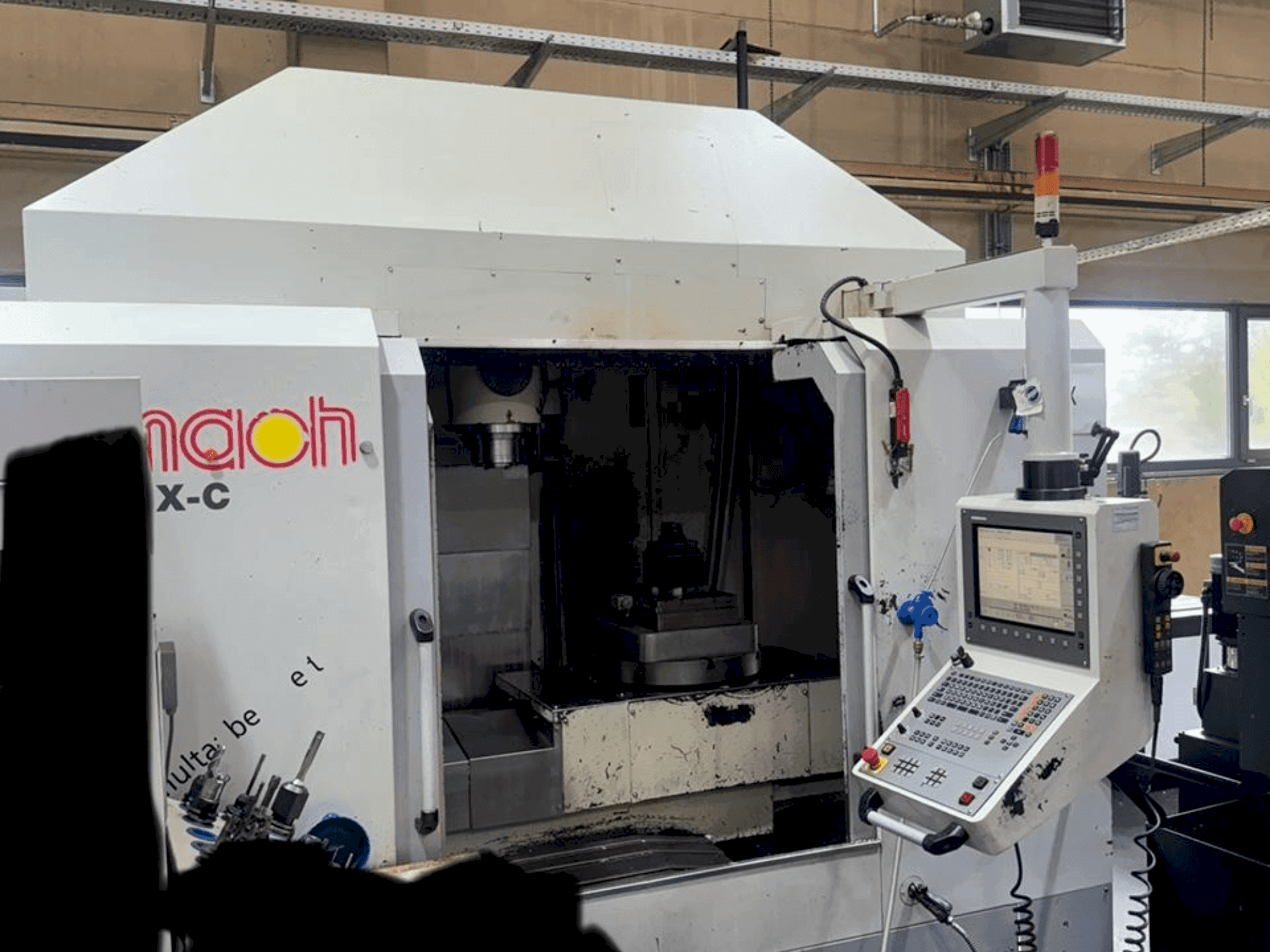 Koneen  Eumach HSM-5XC etunäkymä
