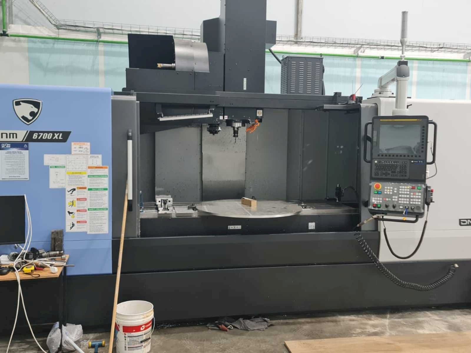 Koneen Doosan DNM 6700 XL etunäkymä