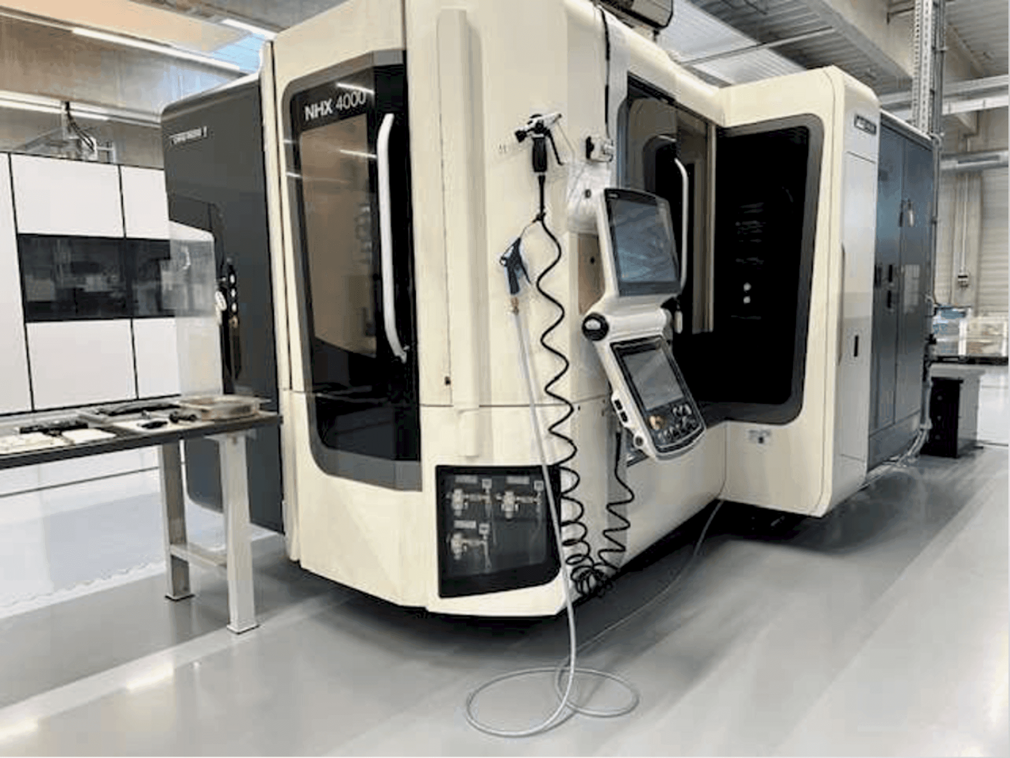 Koneen DMG MORI NHX 4000 etunäkymä