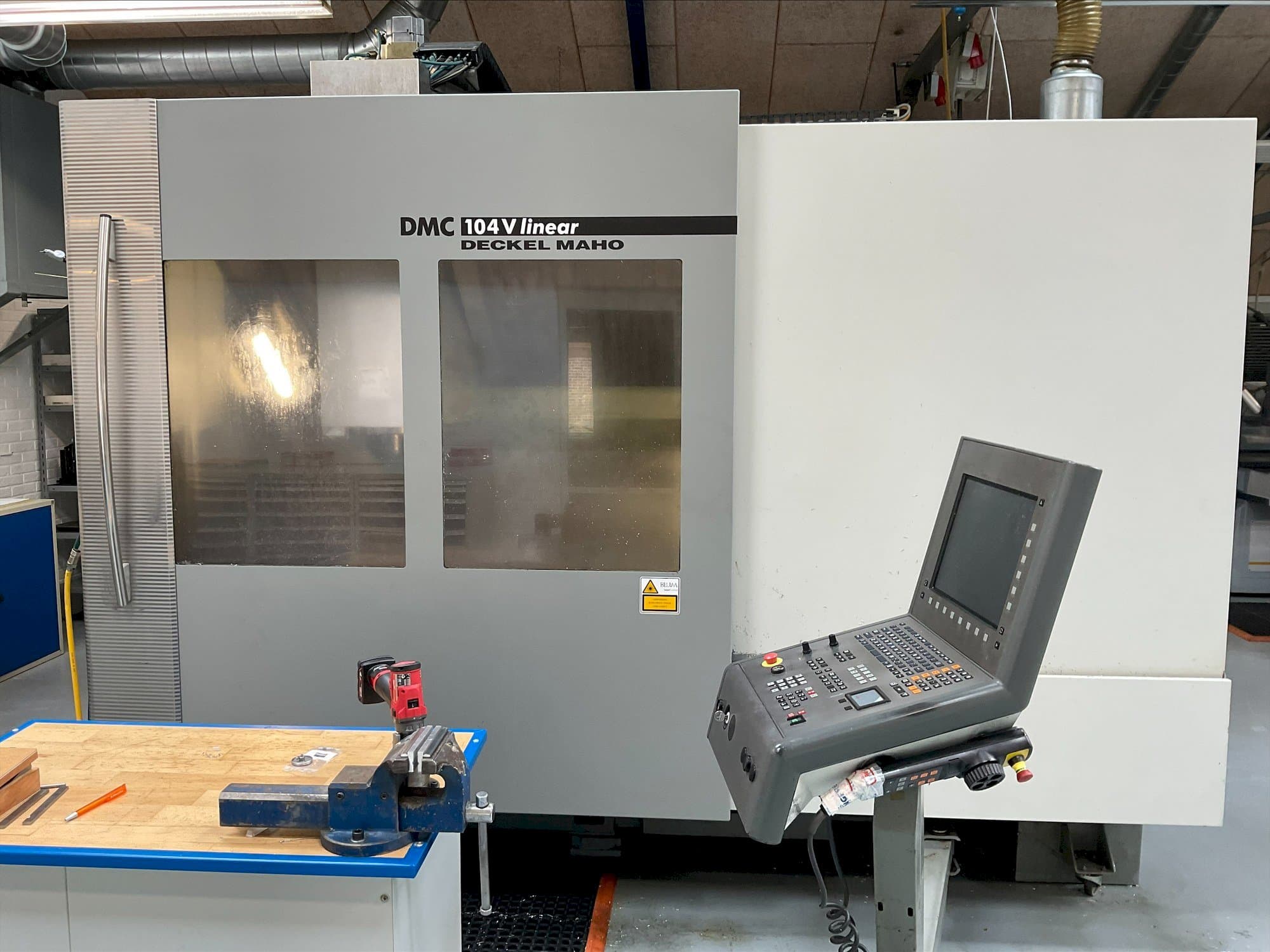 Koneen DMG MORI DMC 104V linear etunäkymä