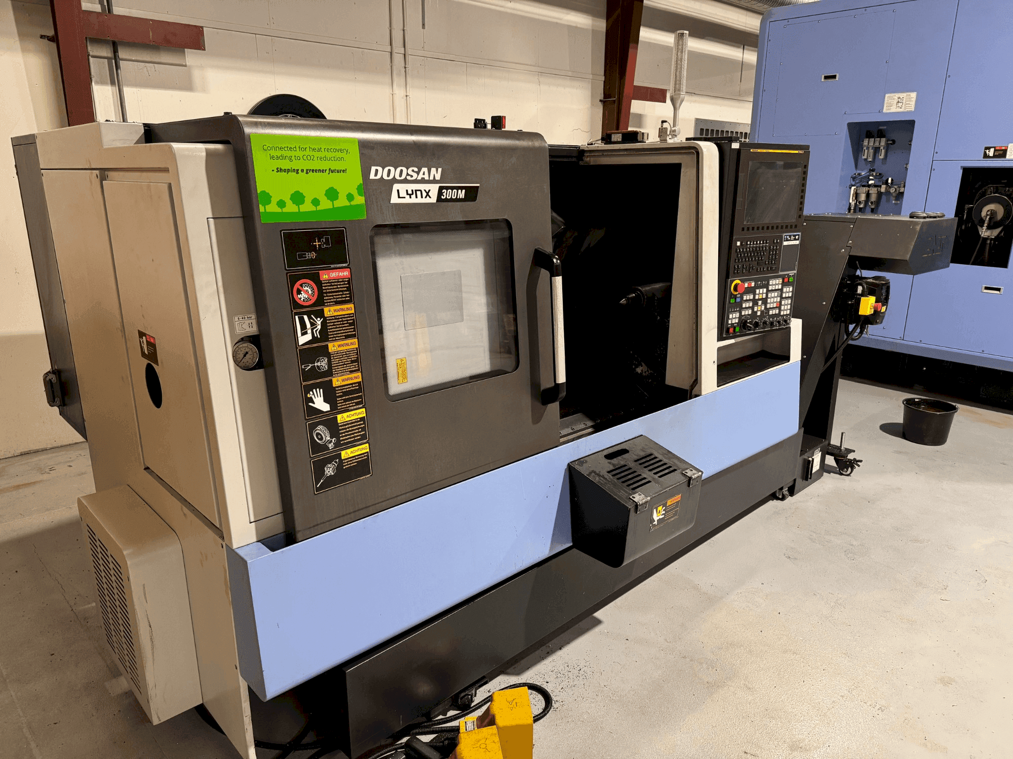 Koneen  DOOSAN LYNX 300M etunäkymä