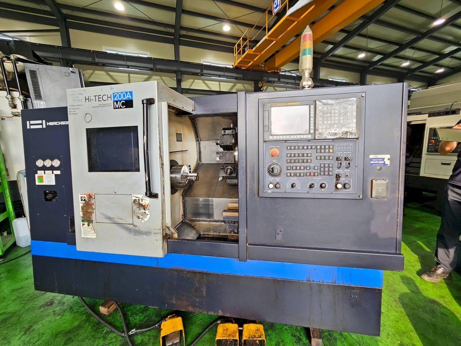 Koneen HWACHEON Hi-Tech 200A MC etunäkymä