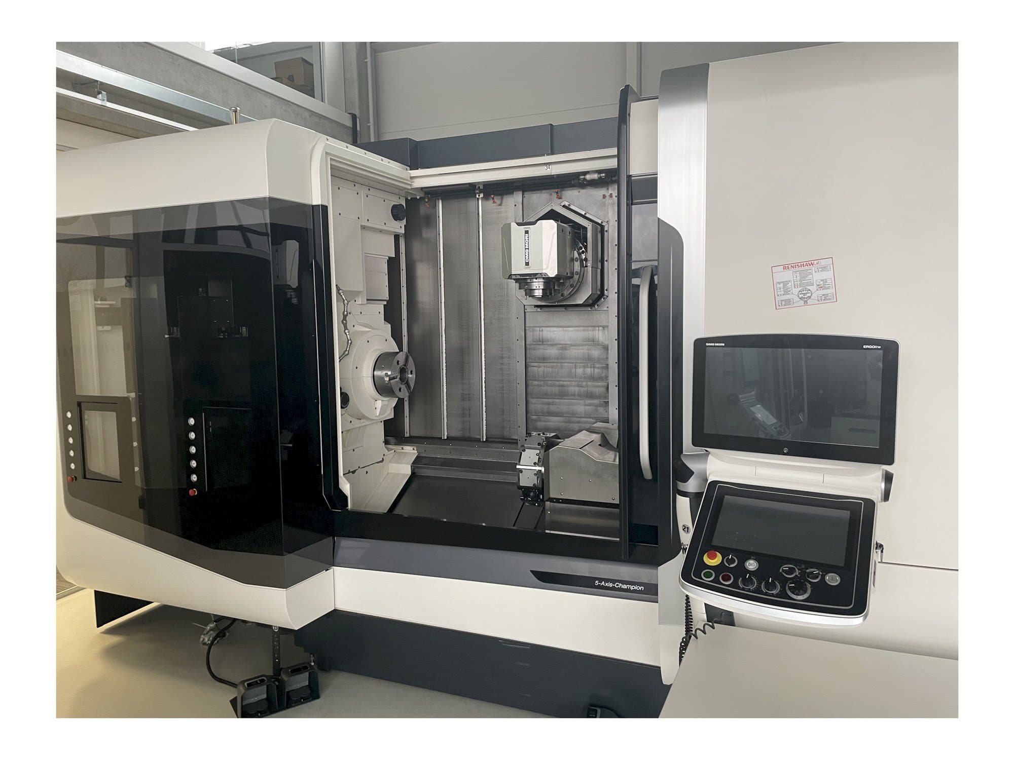 Koneen  DMG MORI NTX 2500/1500 etunäkymä