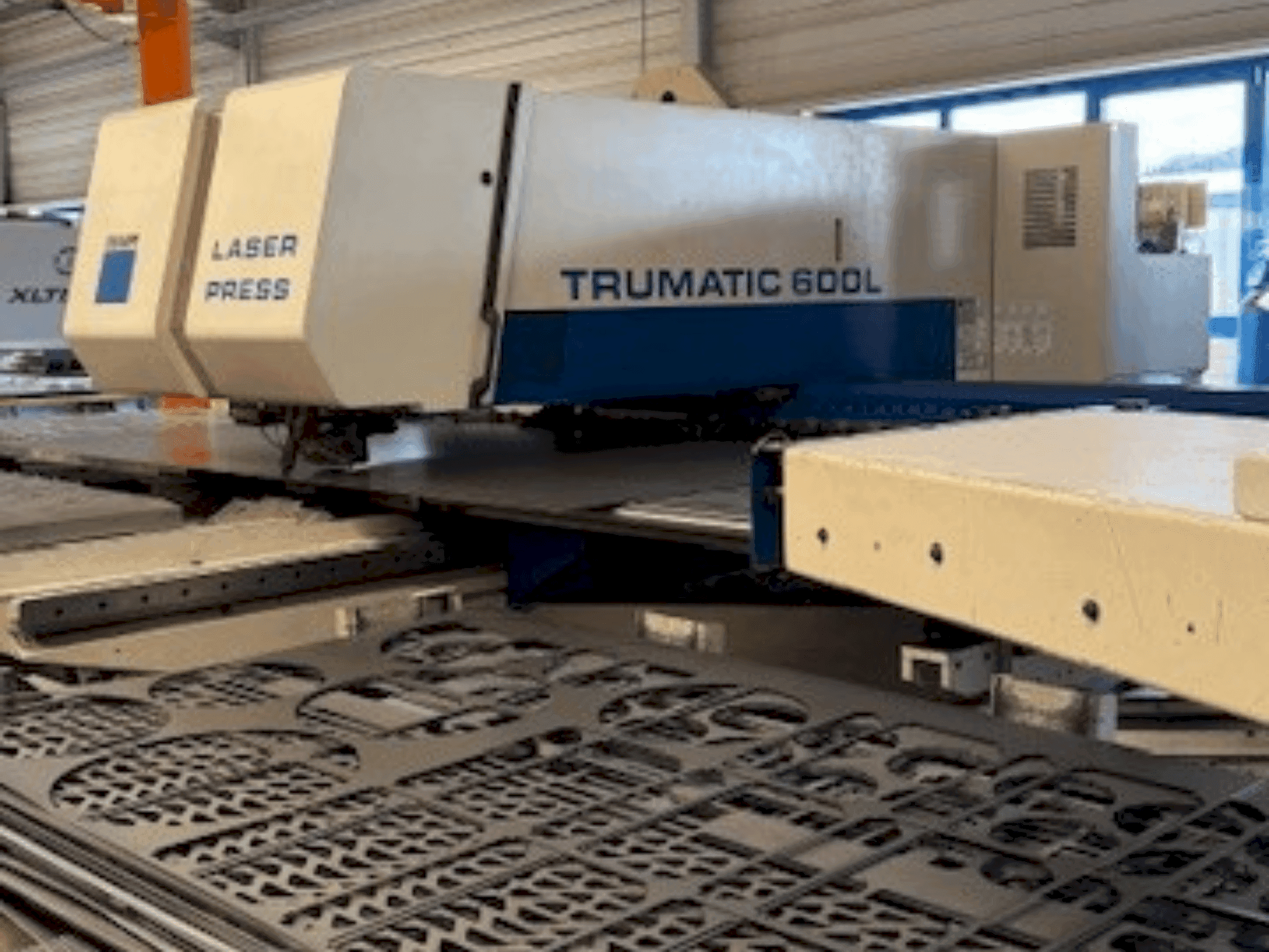 Koneen TRUMPF Trumatic 600L etunäkymä
