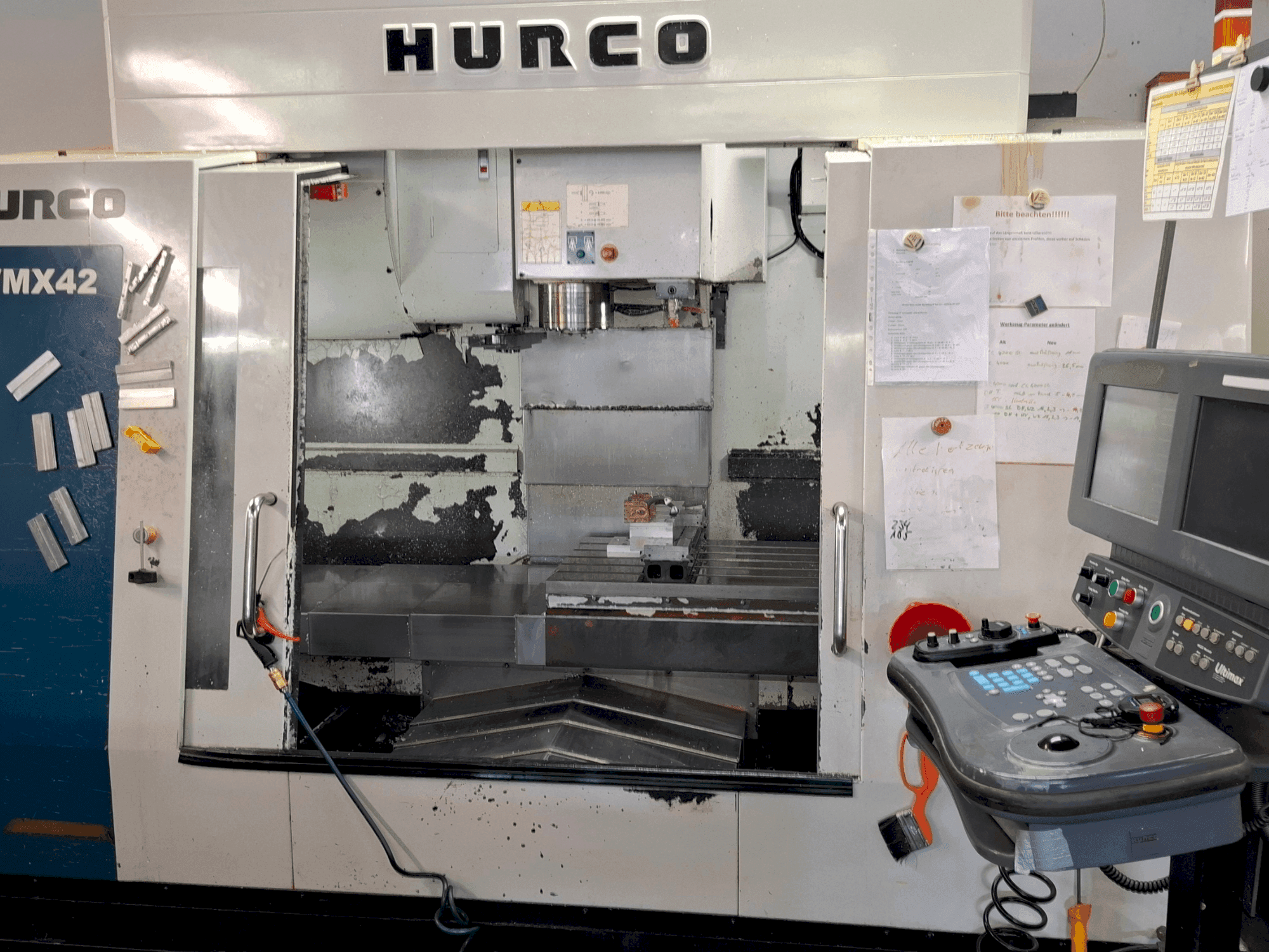 Koneen Hurco VMX 42 etunäkymä