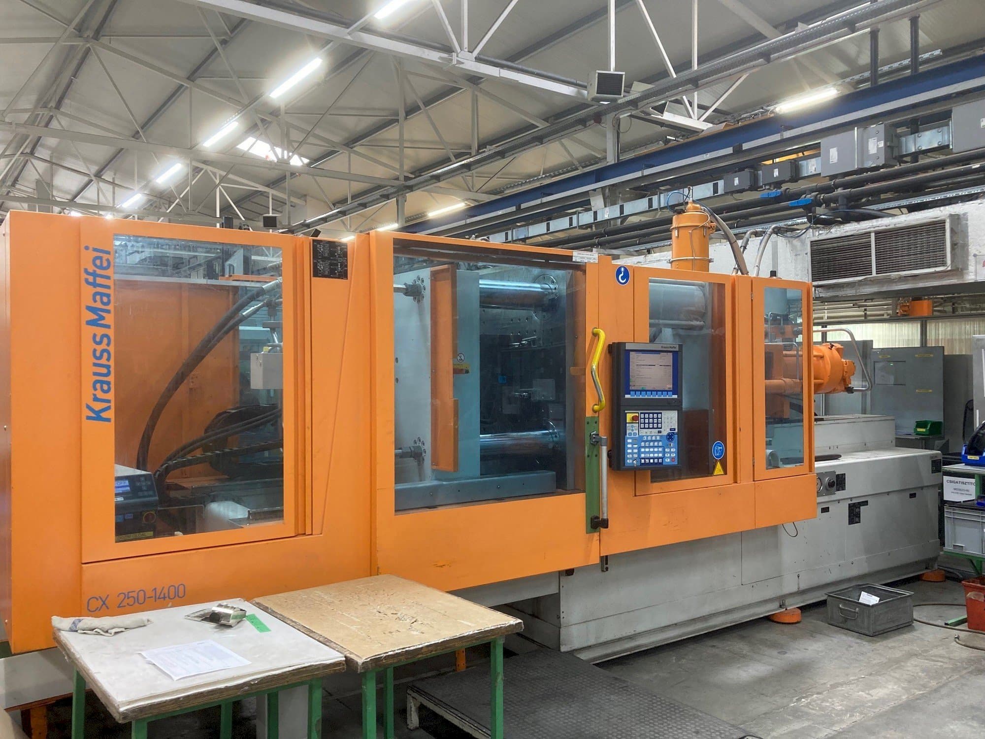 Koneen  Krauss Maffei KM 250-400 CX etunäkymä