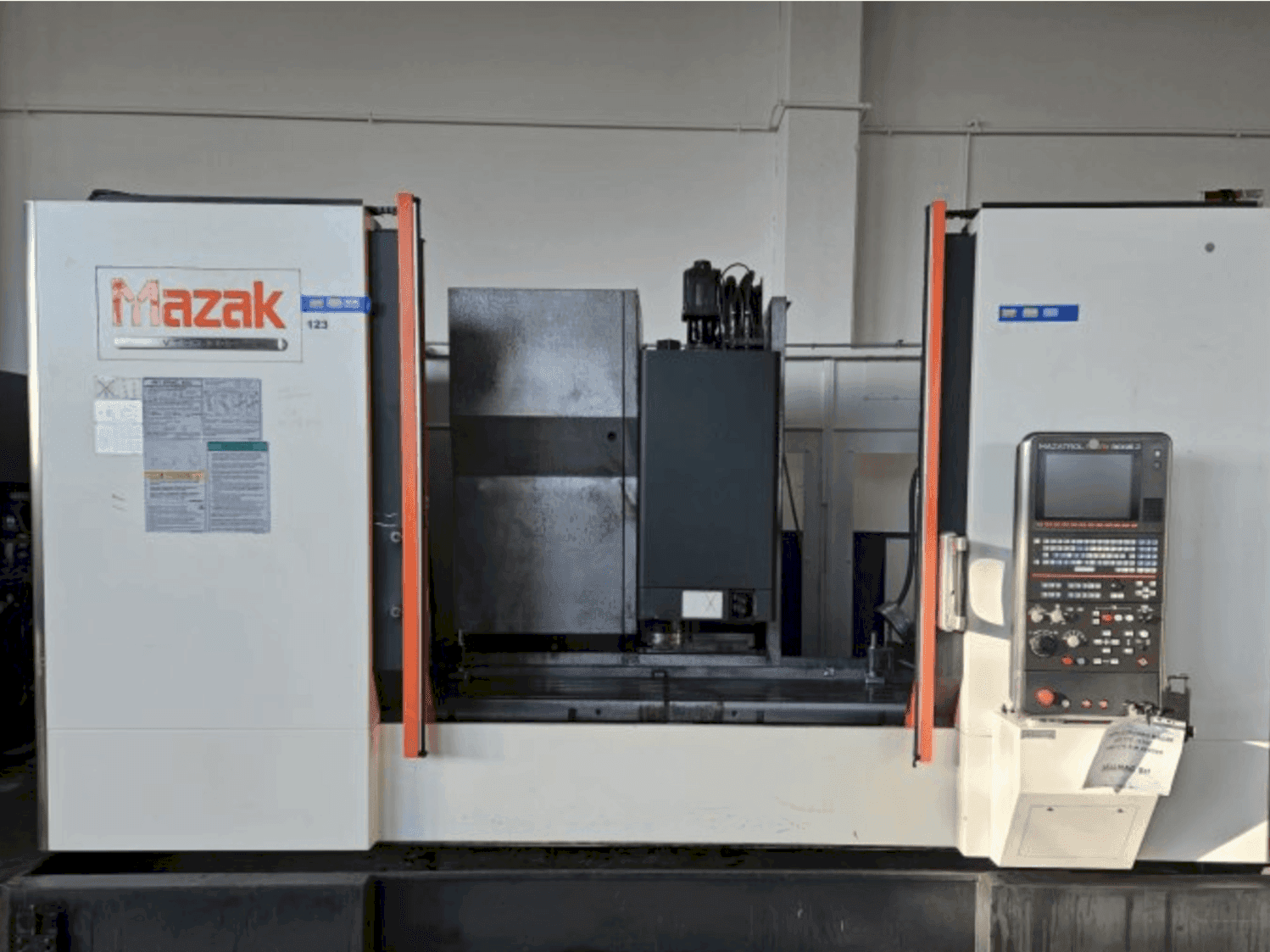 Koneen Mazak VTC-530C etunäkymä