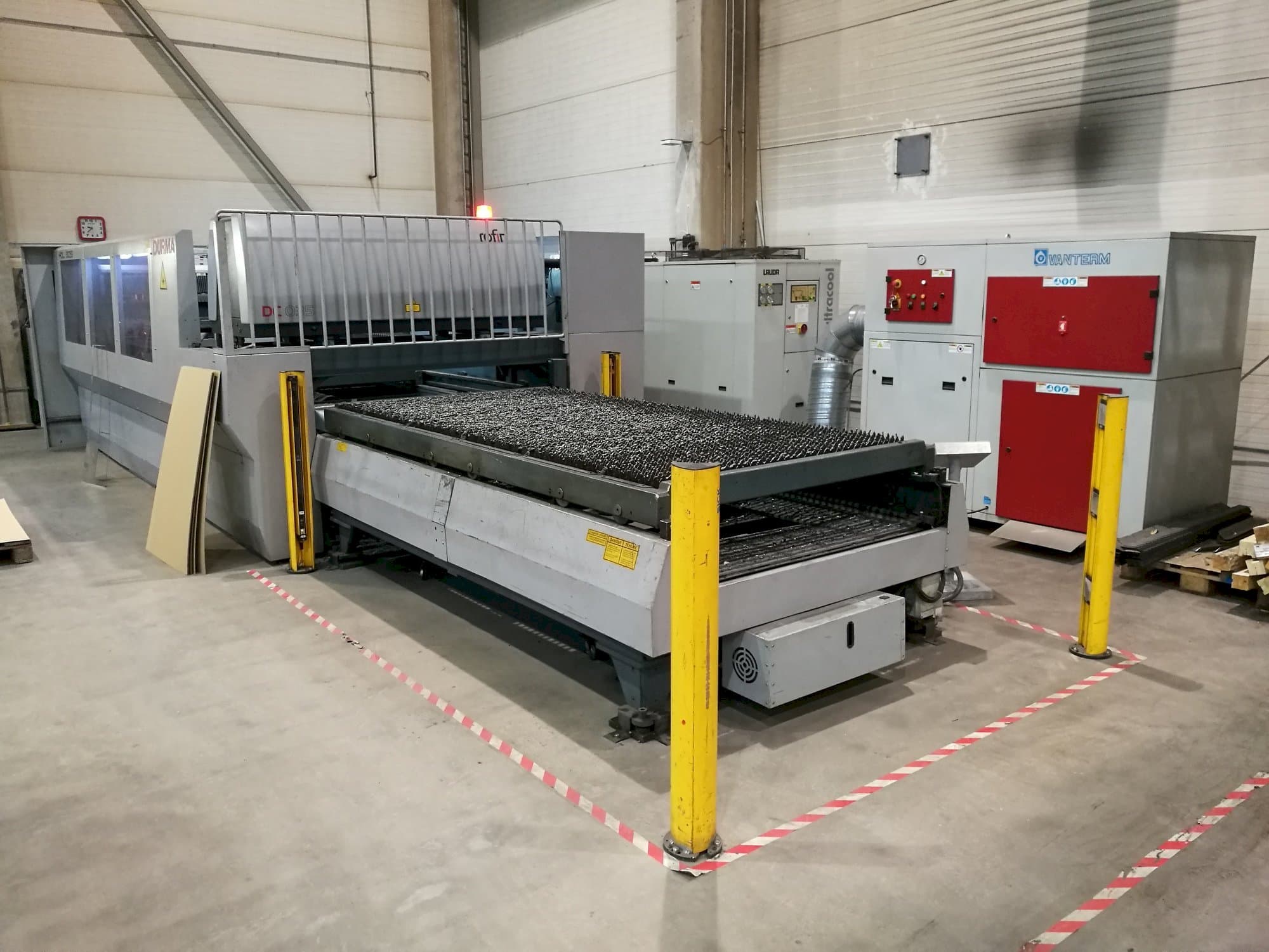 Koneen Durma HDL 3015 vasemman sivun näkymä