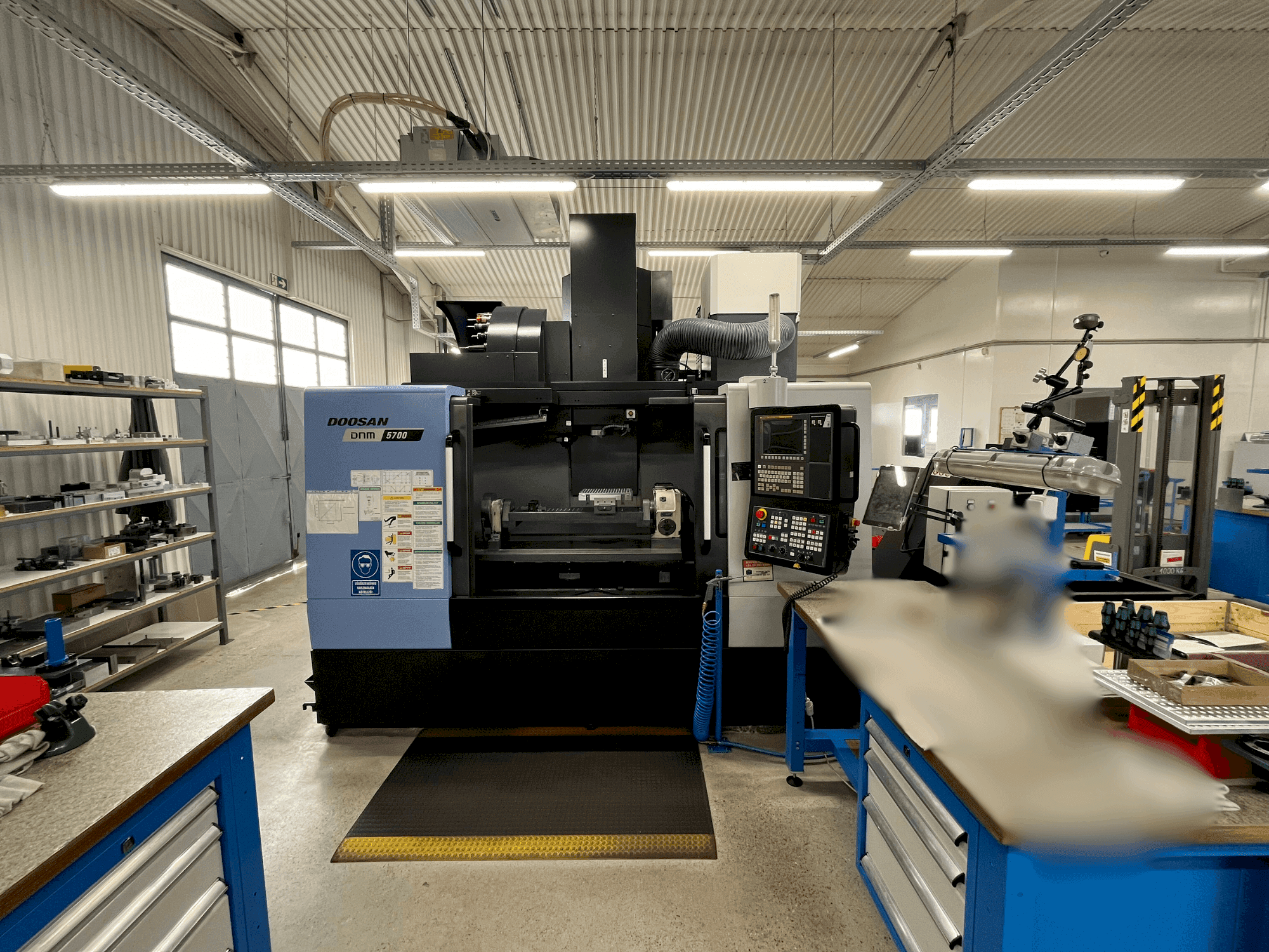 Koneen  DOOSAN DNM 5700 etunäkymä