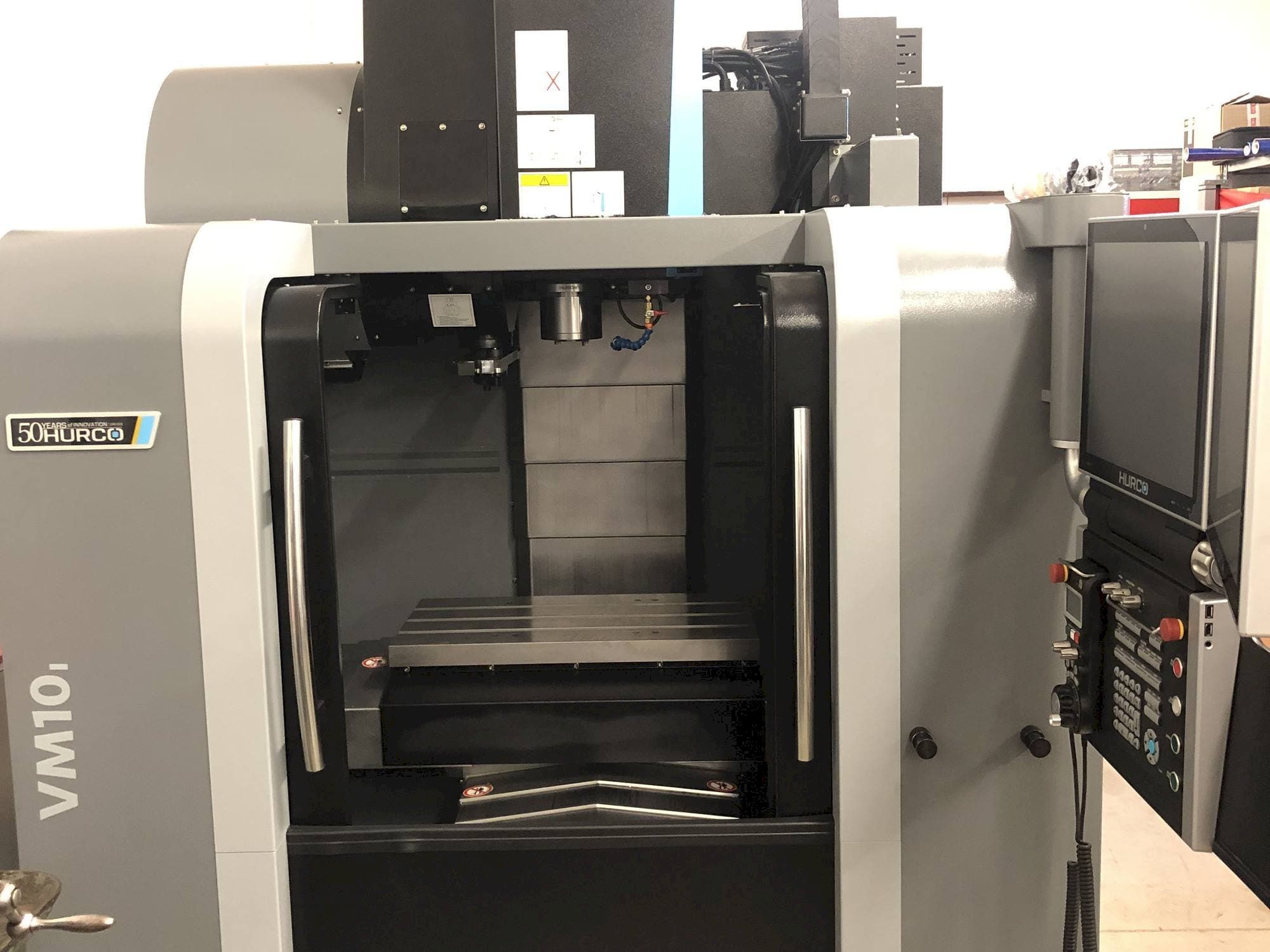 Koneen Hurco VM 10 i Plus etunäkymä