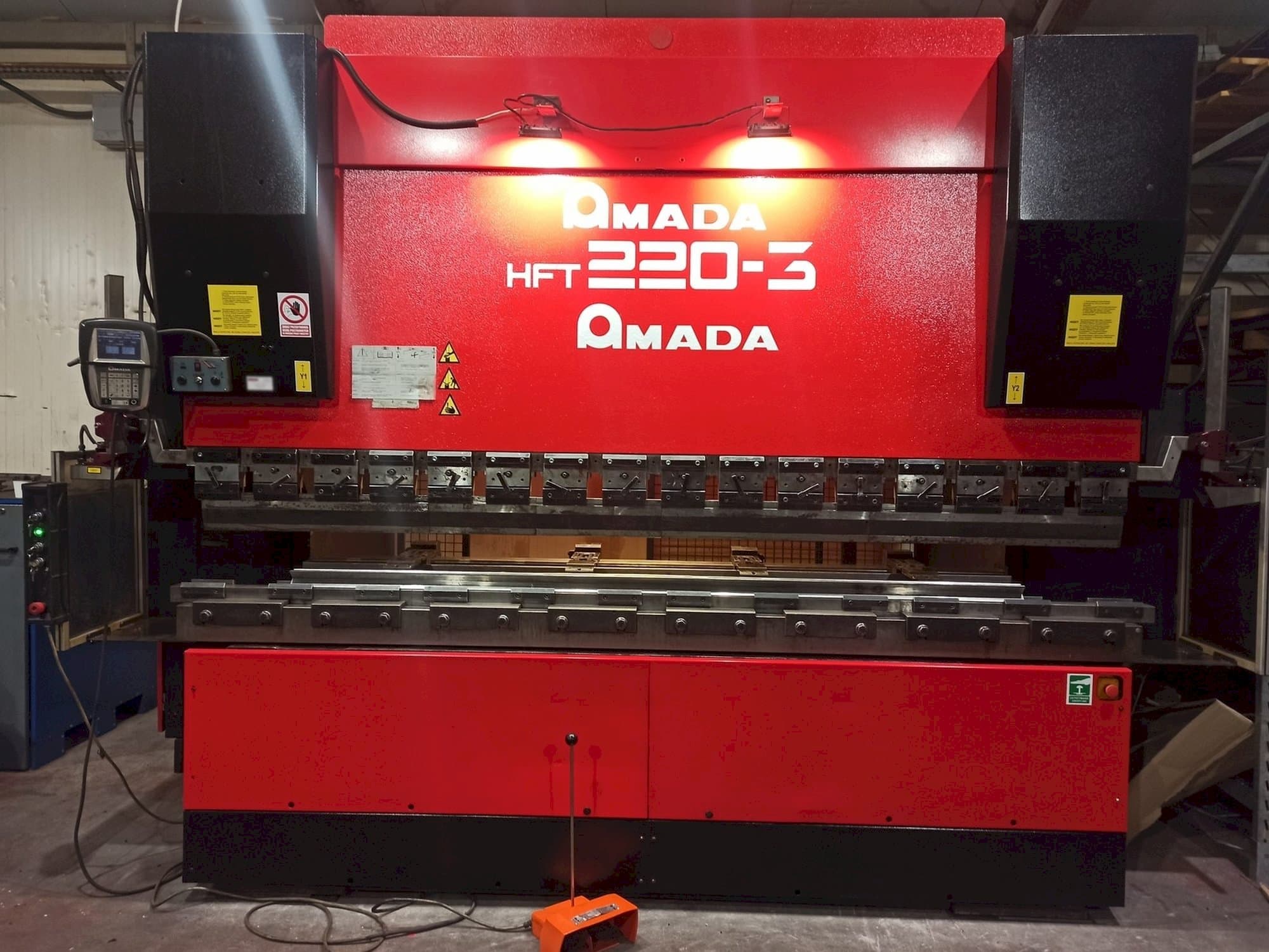 Koneen AMADA HFT 220-3 etunäkymä