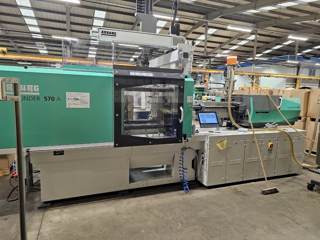 Koneen  Arburg Allrounder 570 A 2000-800 etunäkymä