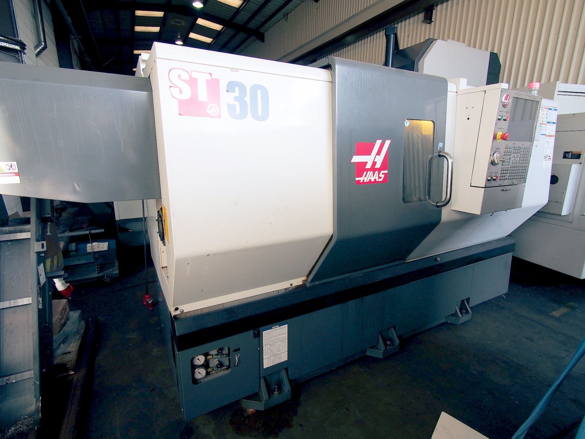 Koneen HAAS ST-30 etunäkymä
