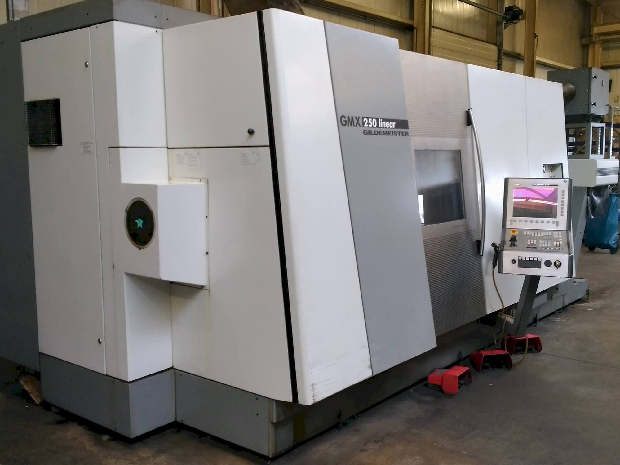 Koneen  Gildemeister GMX 250 linear etunäkymä