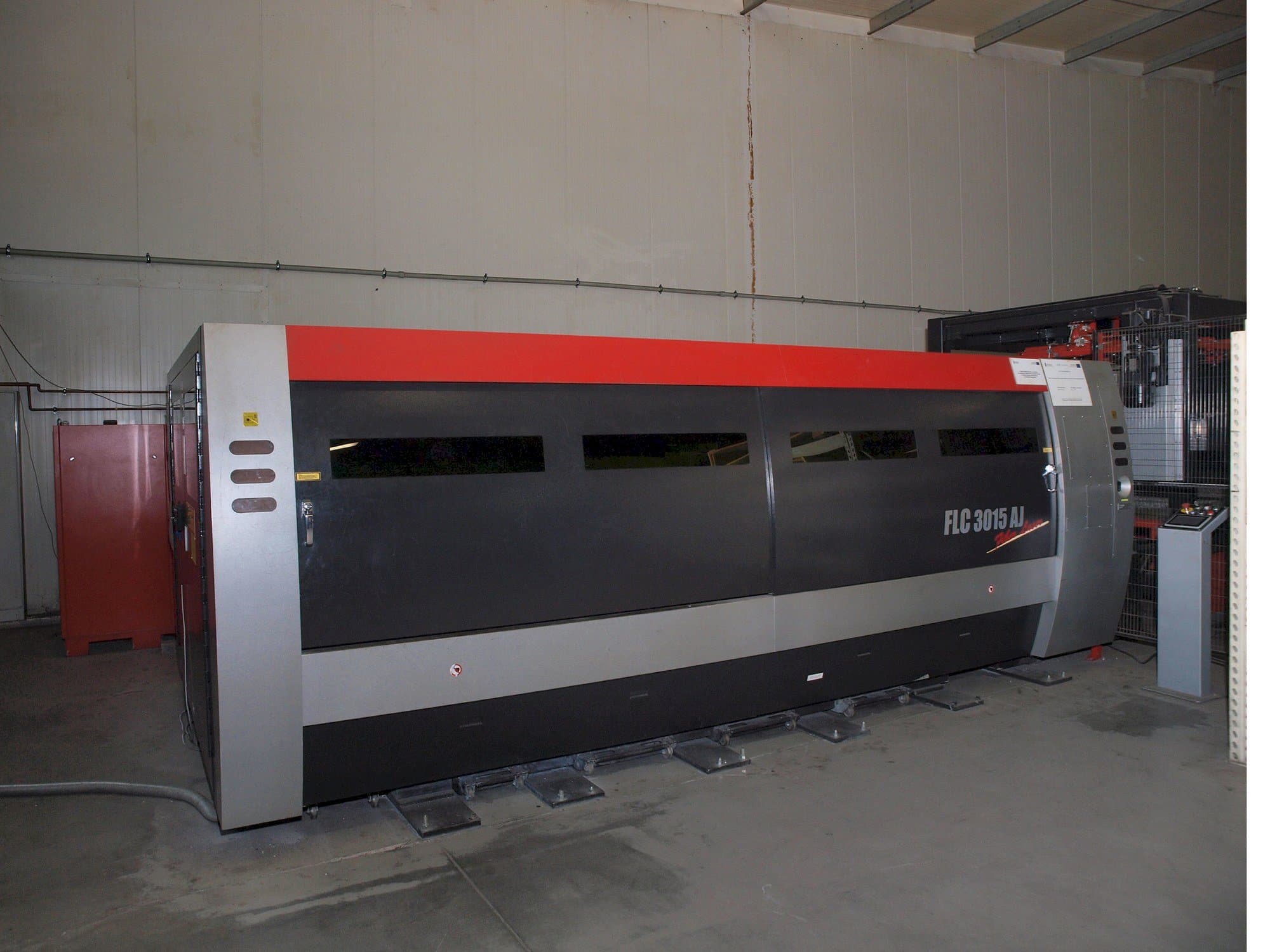 Koneen AMADA LC-3015 AJ 2kW Fiber laser etunäkymä