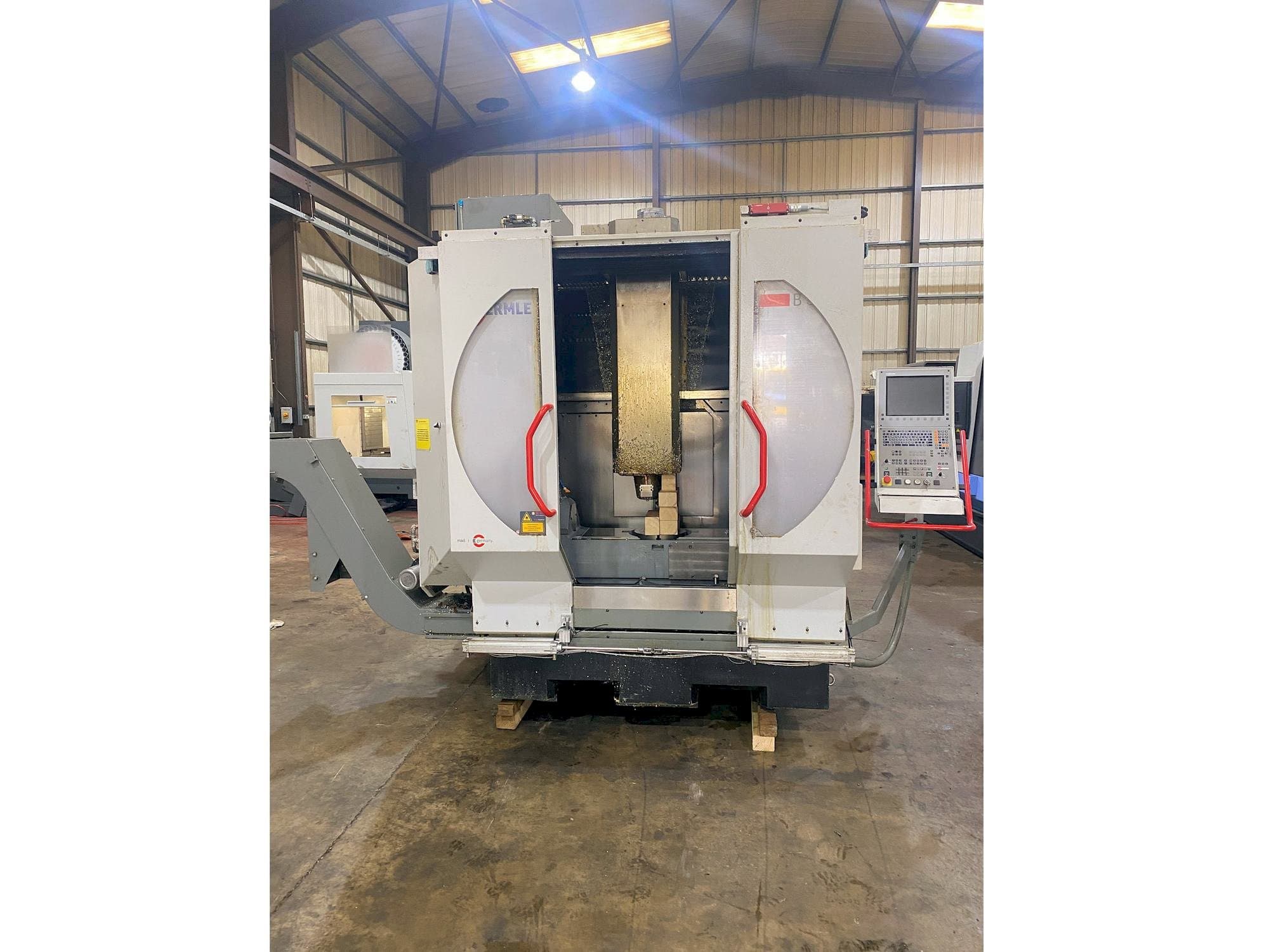 Koneen HERMLE B 300 U etunäkymä