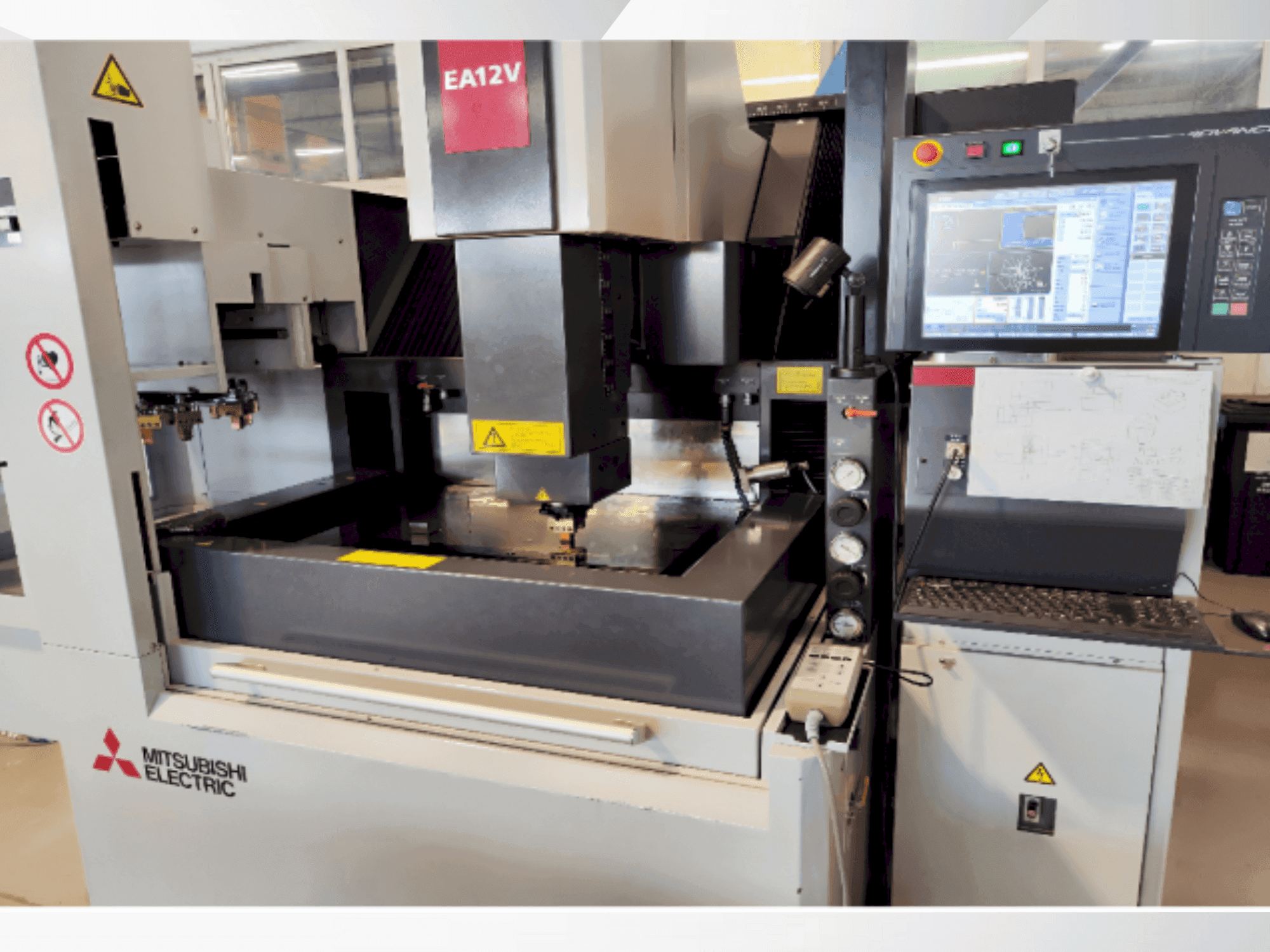 Koneen Mitsubishi EA12VM ADVANCE etunäkymä