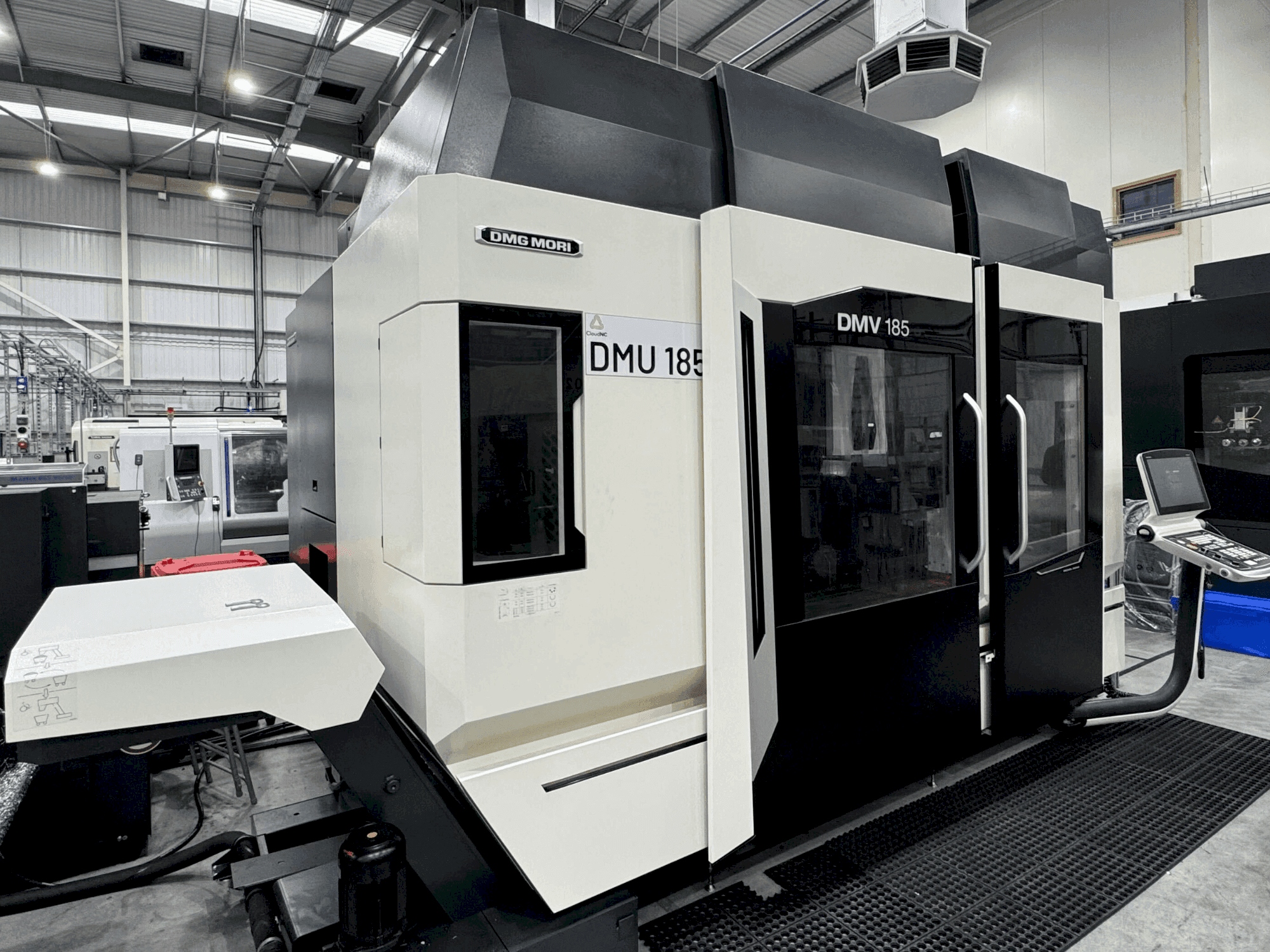 Koneen DMG MORI DMV 185 etunäkymä