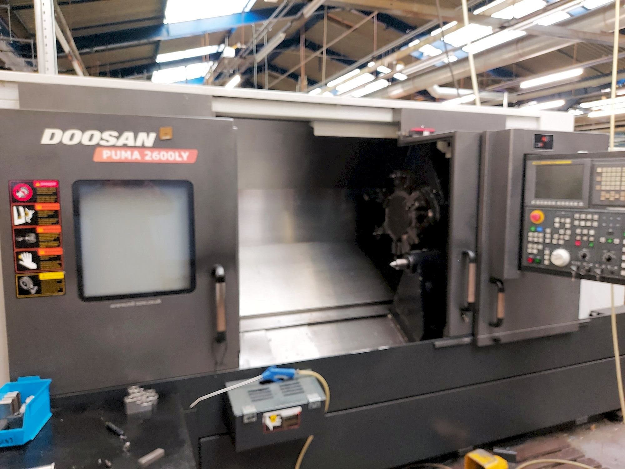 Koneen Doosan Puma 2600LY etunäkymä